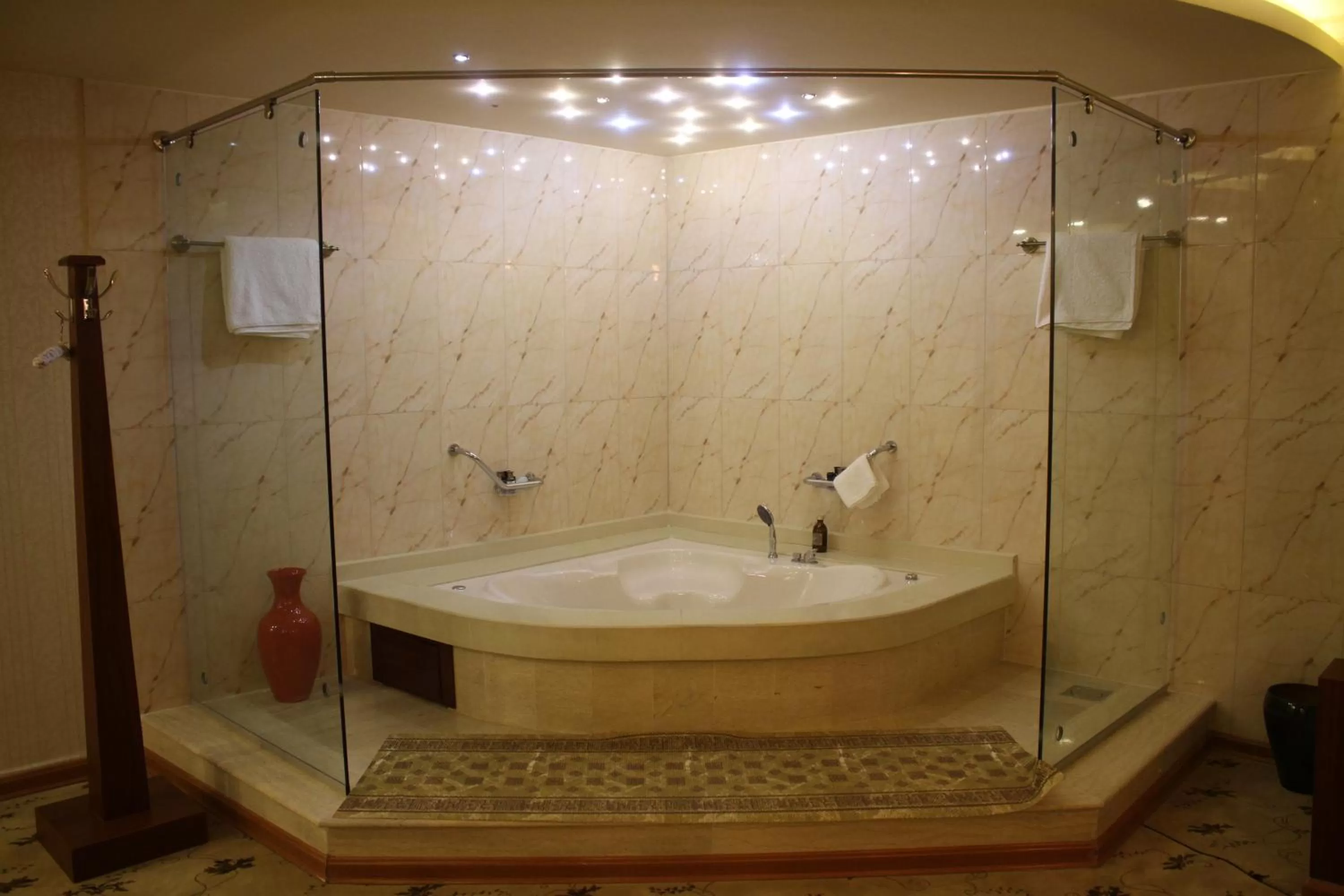 Hot Tub, Bathroom in Saleem Afandi Hotel