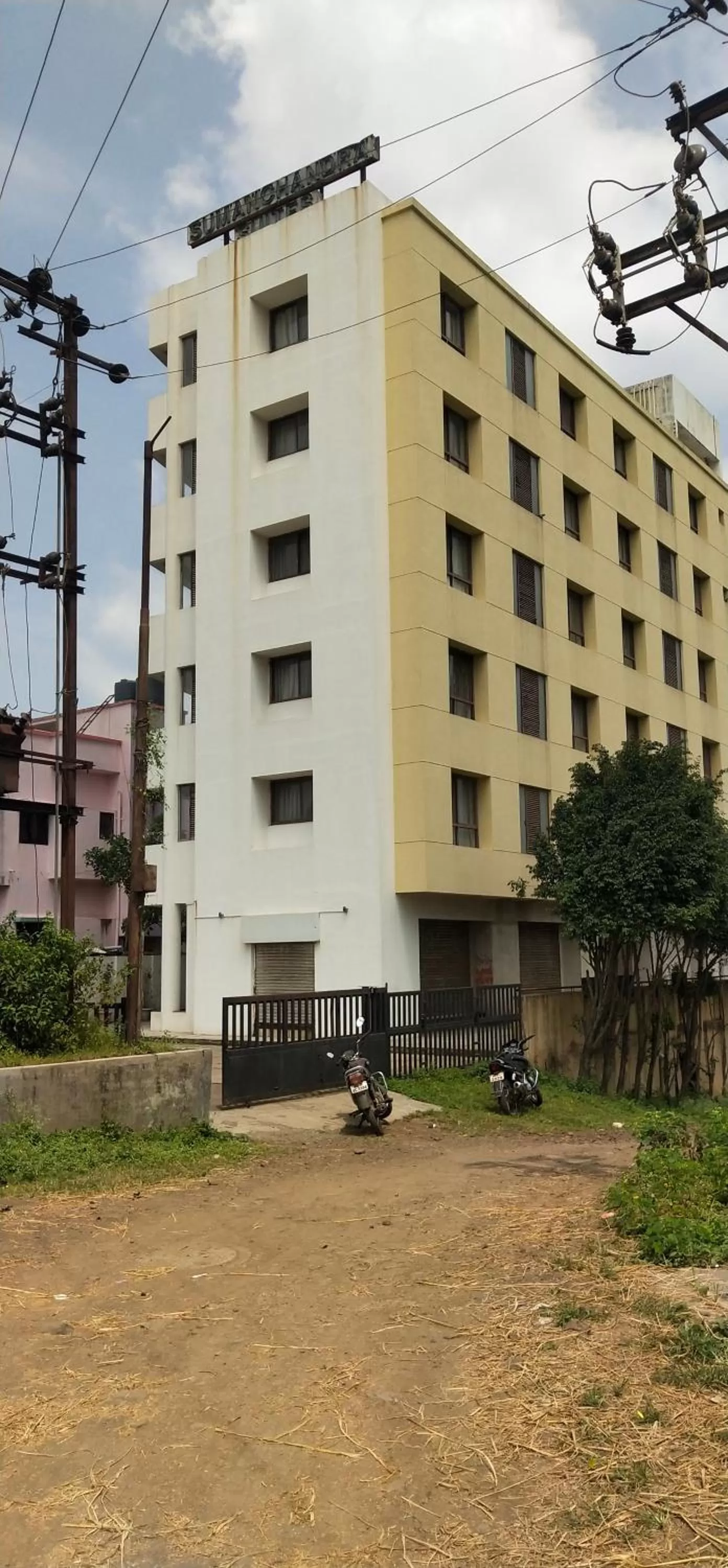 Property building in Hotel Sumanchandra Suites
