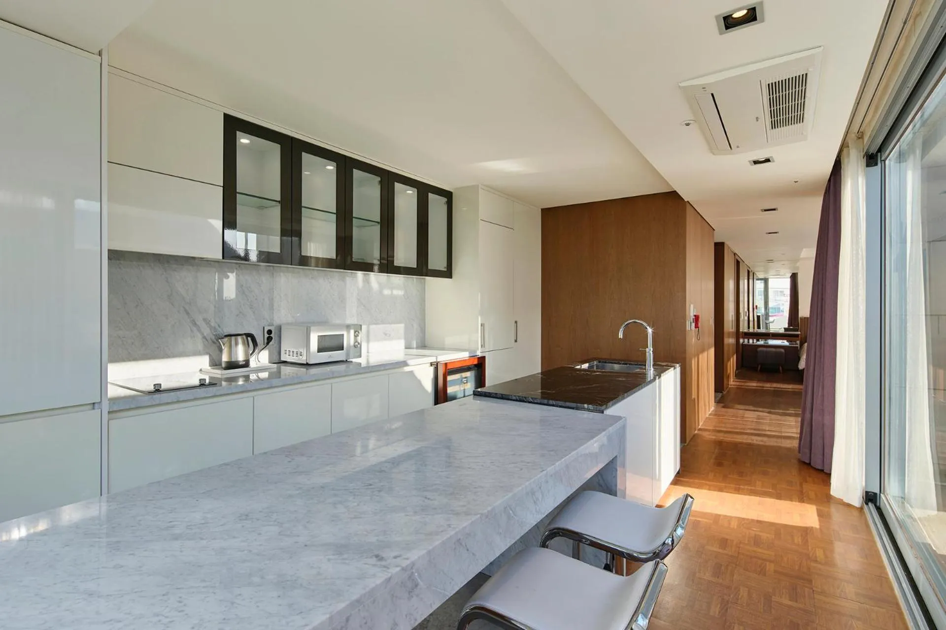 Kitchen or kitchenette in The Island Blue Hotel