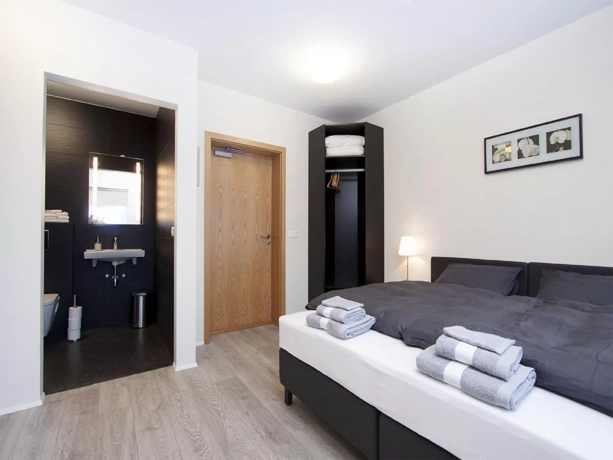 Toilet, Bed in KEF Guesthouse by Keflavík airport