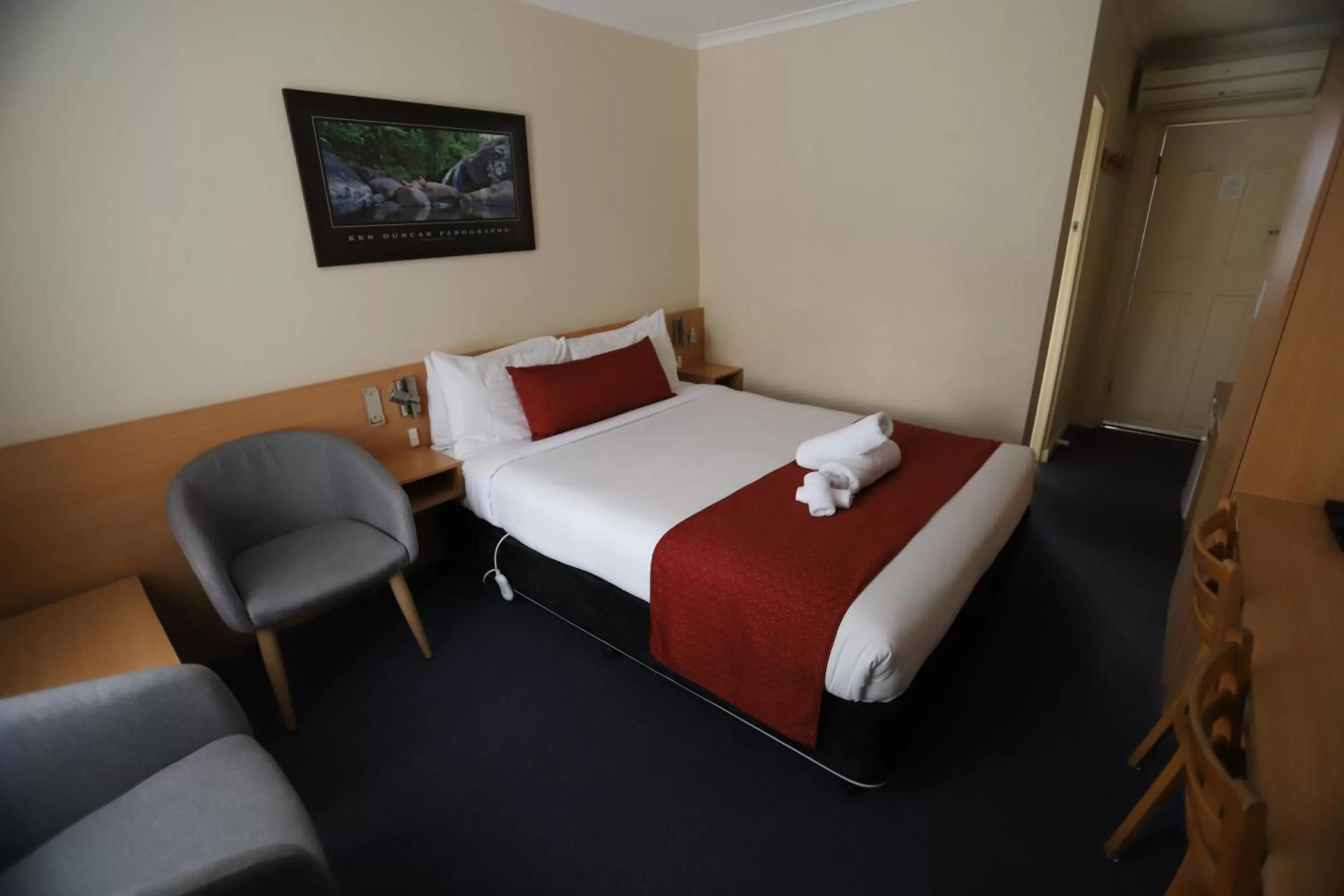Property building, Bed in Townhouse Motel Cowra