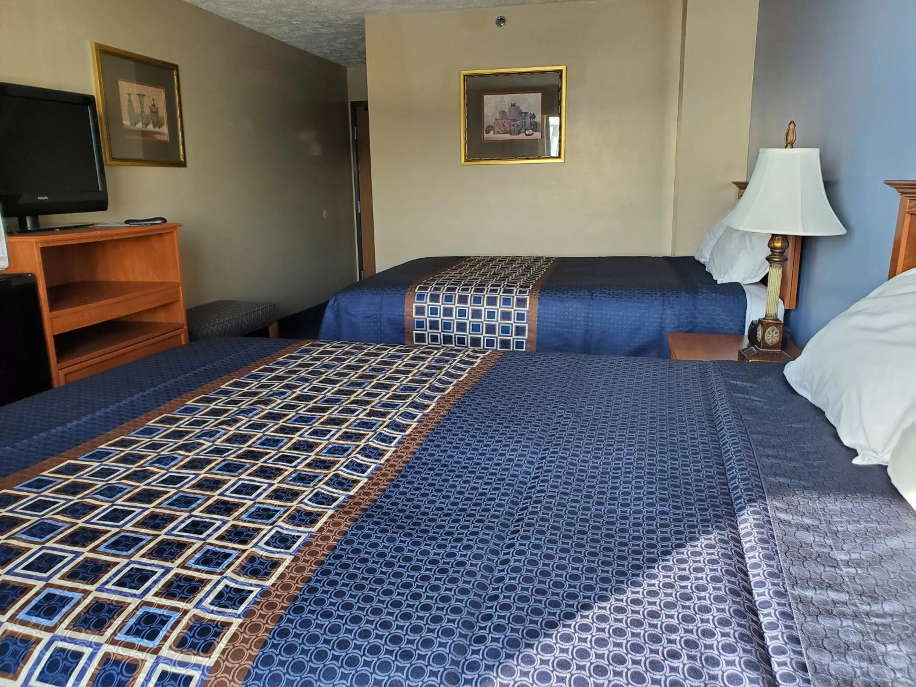 Photo of the whole room, Bed in VICTORIAN INN