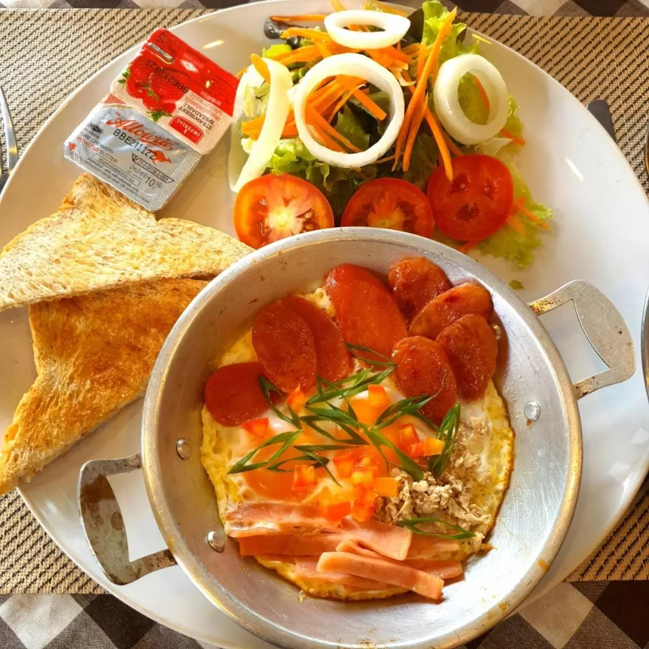 Restaurant/places to eat in Goldenbell Hotel Chiangmai