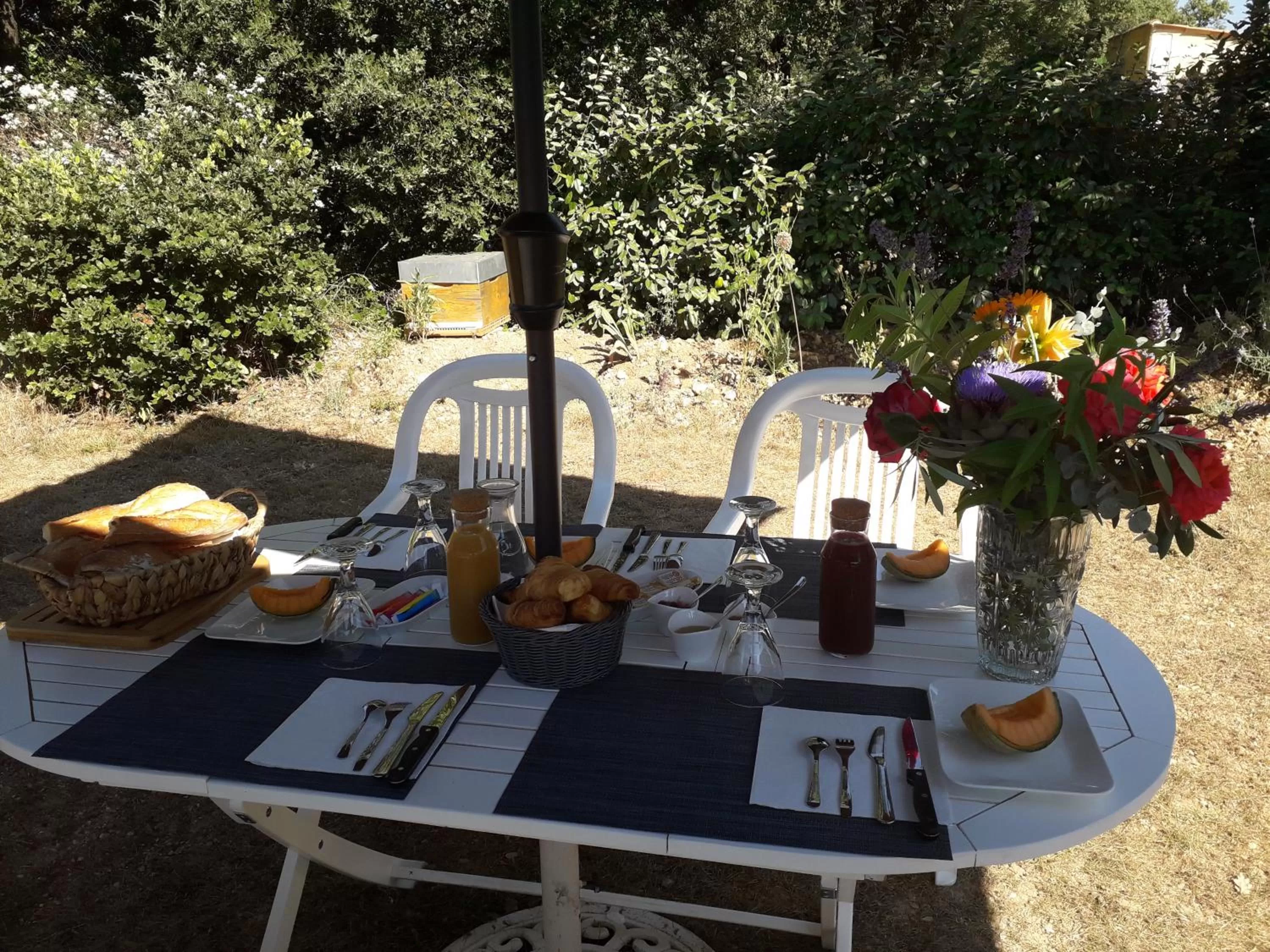 Dining area in La Villa Provençale