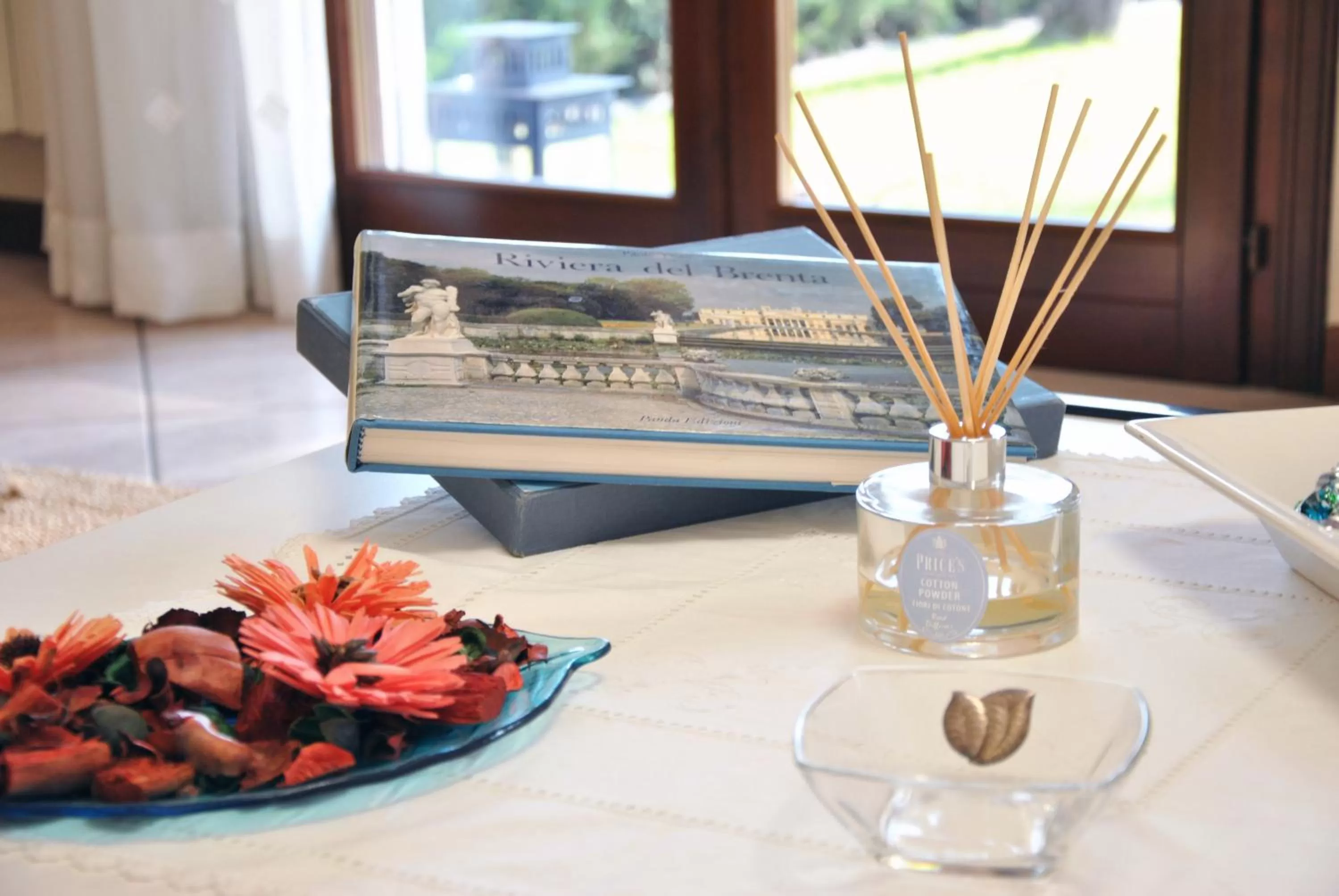 Communal lounge/ TV room in Villa Stefania