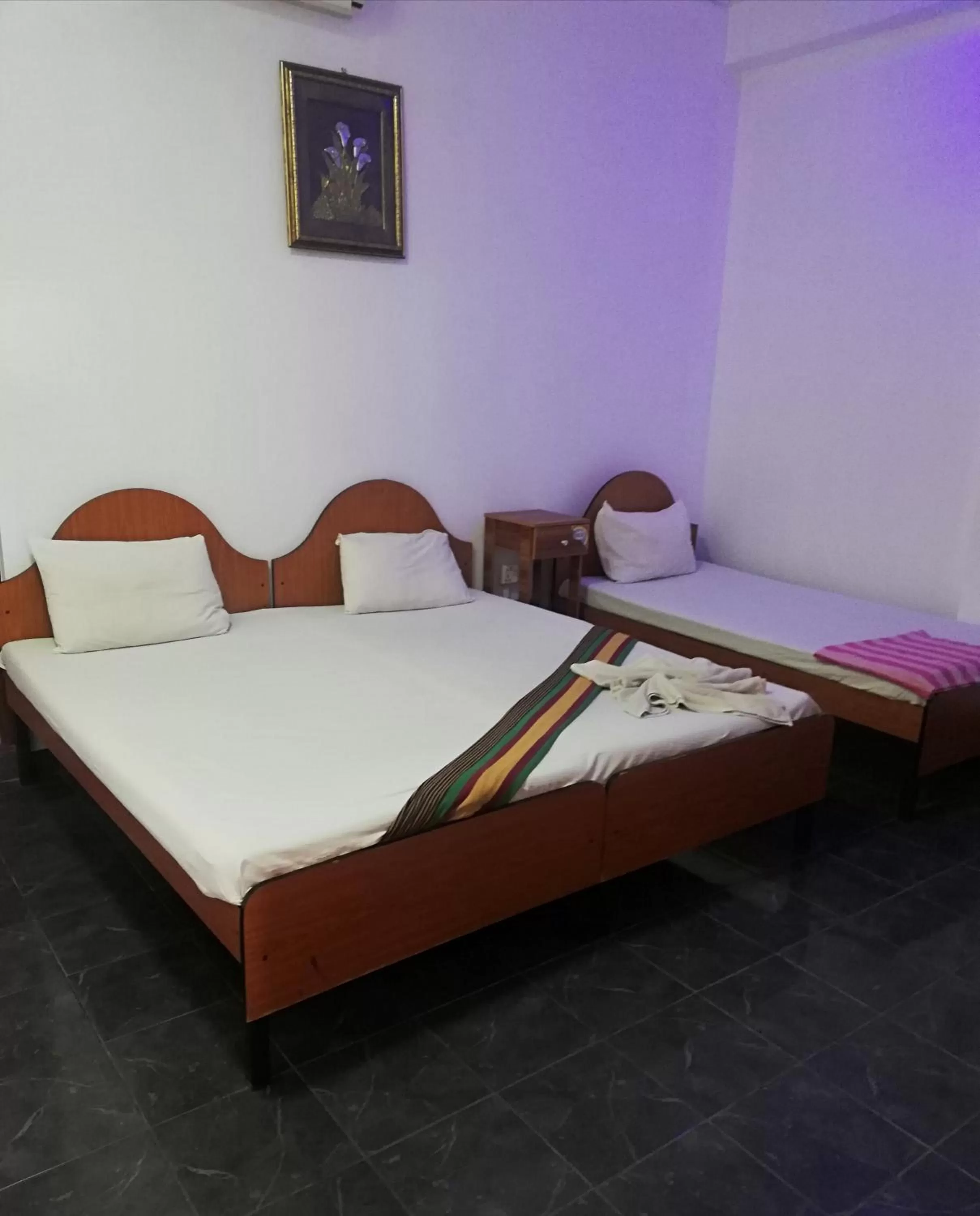 Bedroom, Bed in Sunshine Hotel