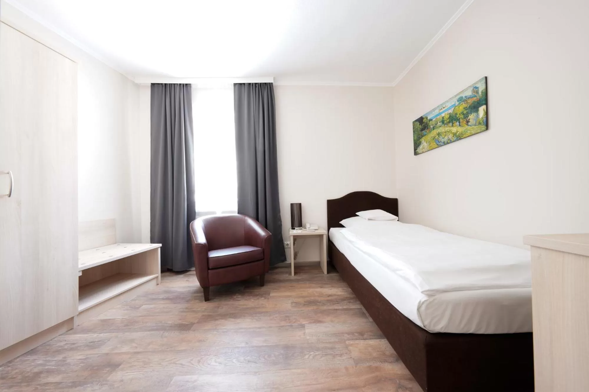 Photo of the whole room, Bed in Hotel Bayerischer Hof