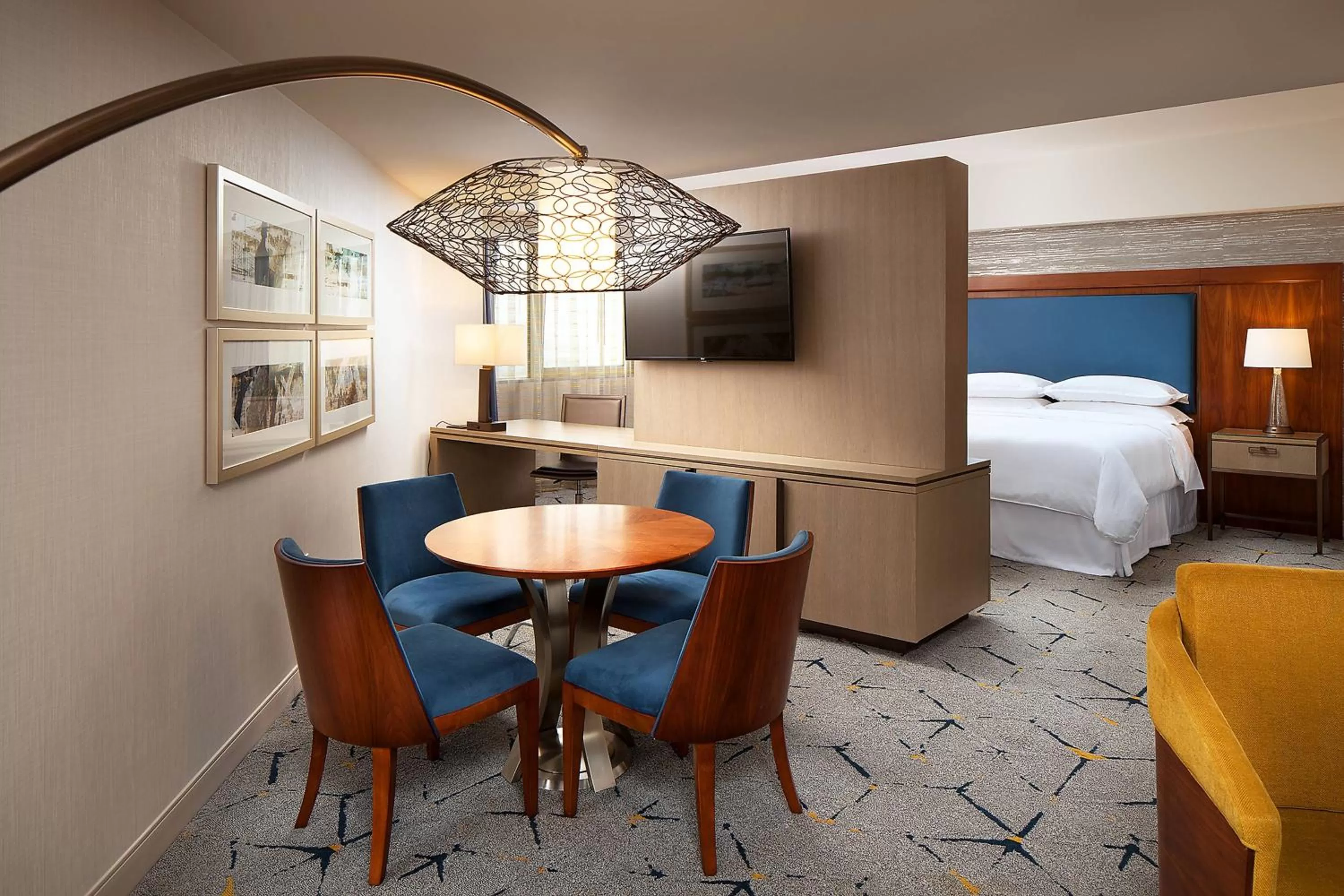 Photo of the whole room, Bed in Sheraton Gateway Los Angeles Hotel