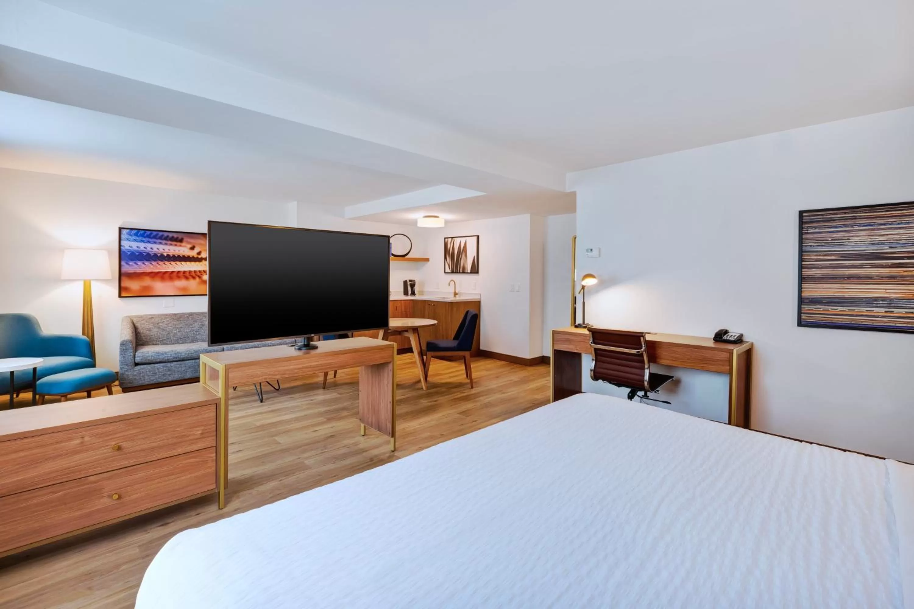 Photo of the whole room, Bed in Hotel Indigo Detroit Downtown by IHG