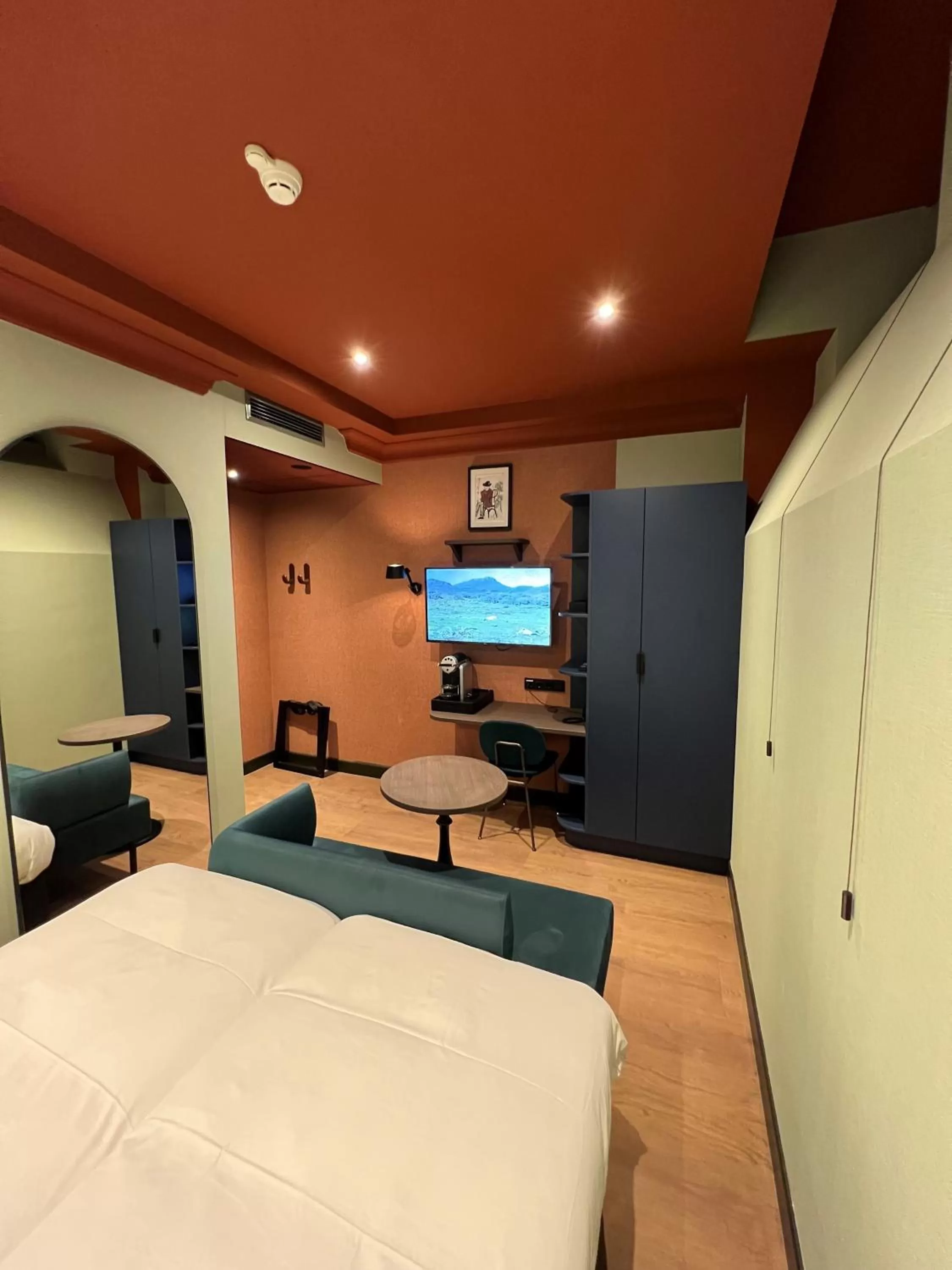 Seating area, Bed in Hotel Nicolaas Witsen