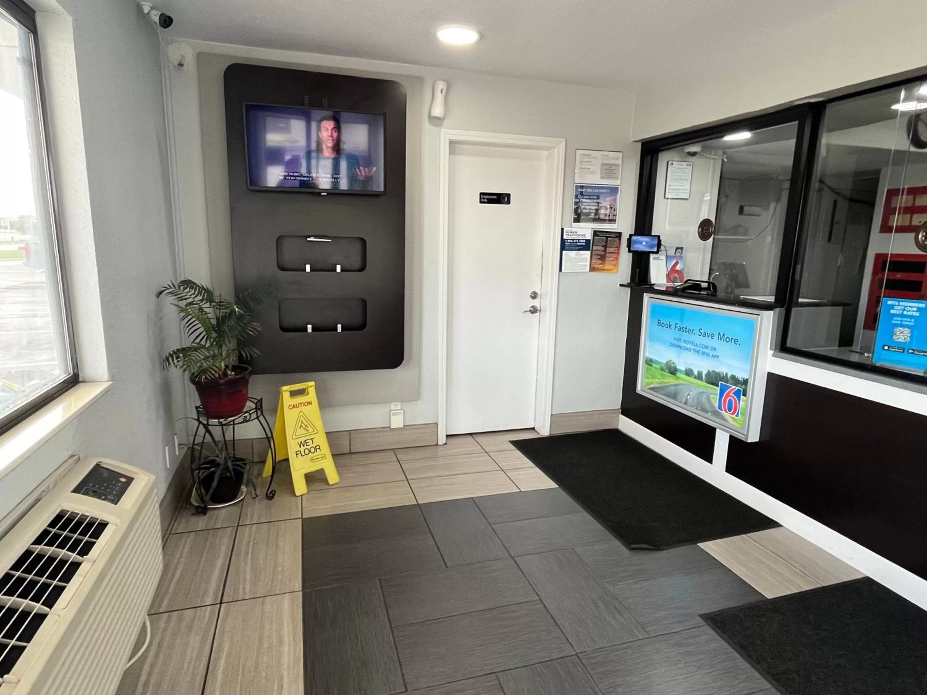 Communal lounge/ TV room in Motel 6-Wichita, KS - AIRPORT