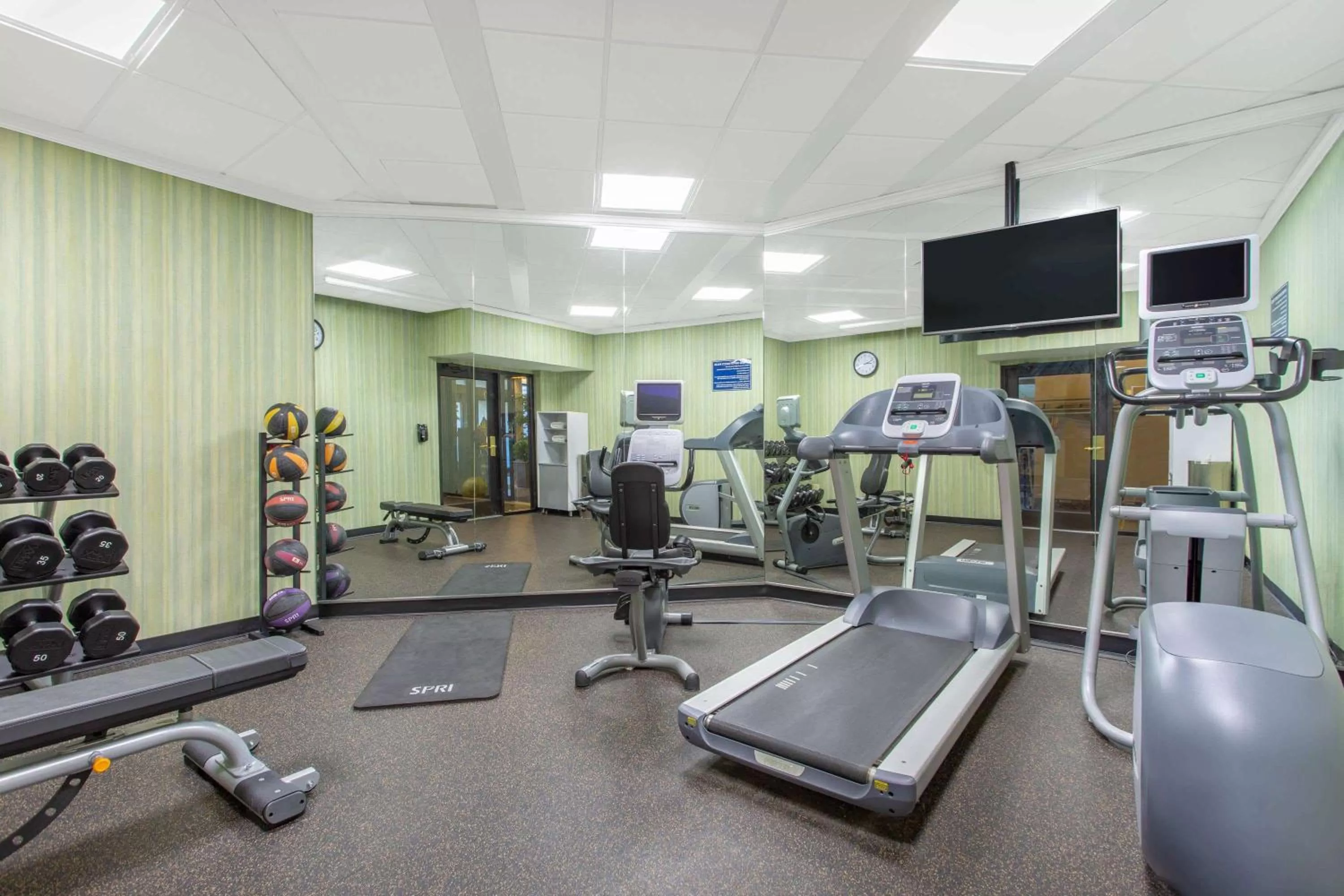 Fitness centre/facilities in Days Inn by Wyndham Lanham Washington DC