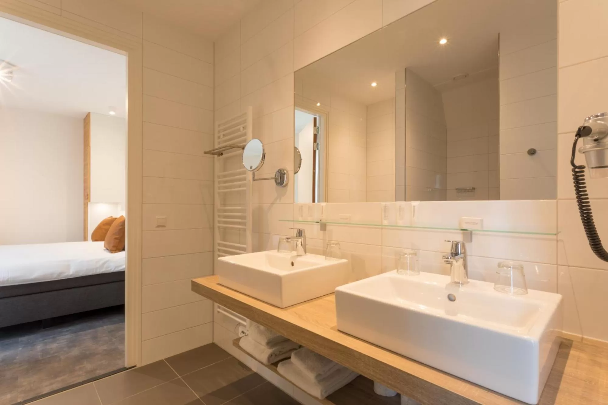 Bathroom, Bed in Hotel Kaap West I Kloeg Collection