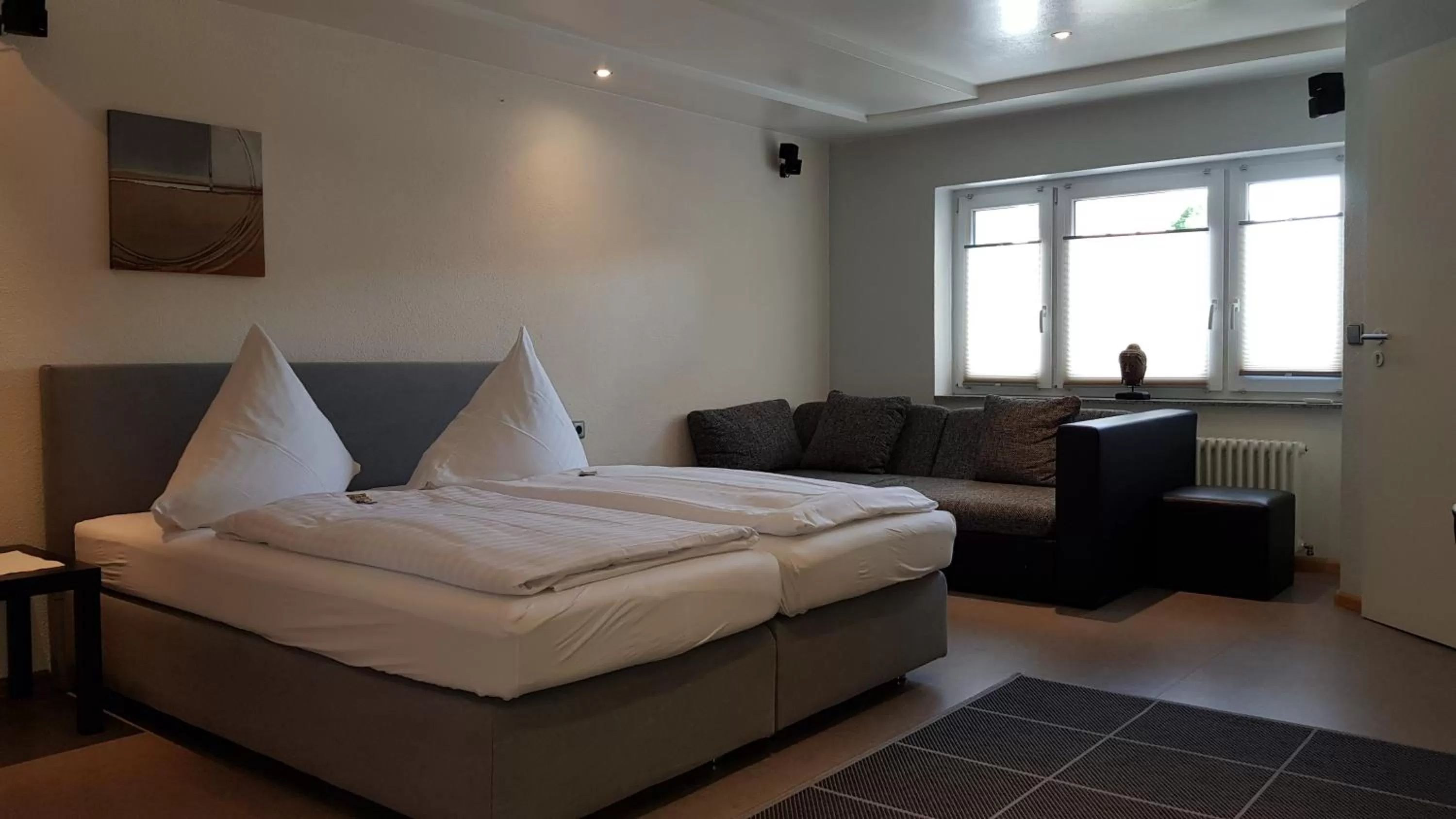 Photo of the whole room, Bed in H41 Inn Hotel Garni Freiburg