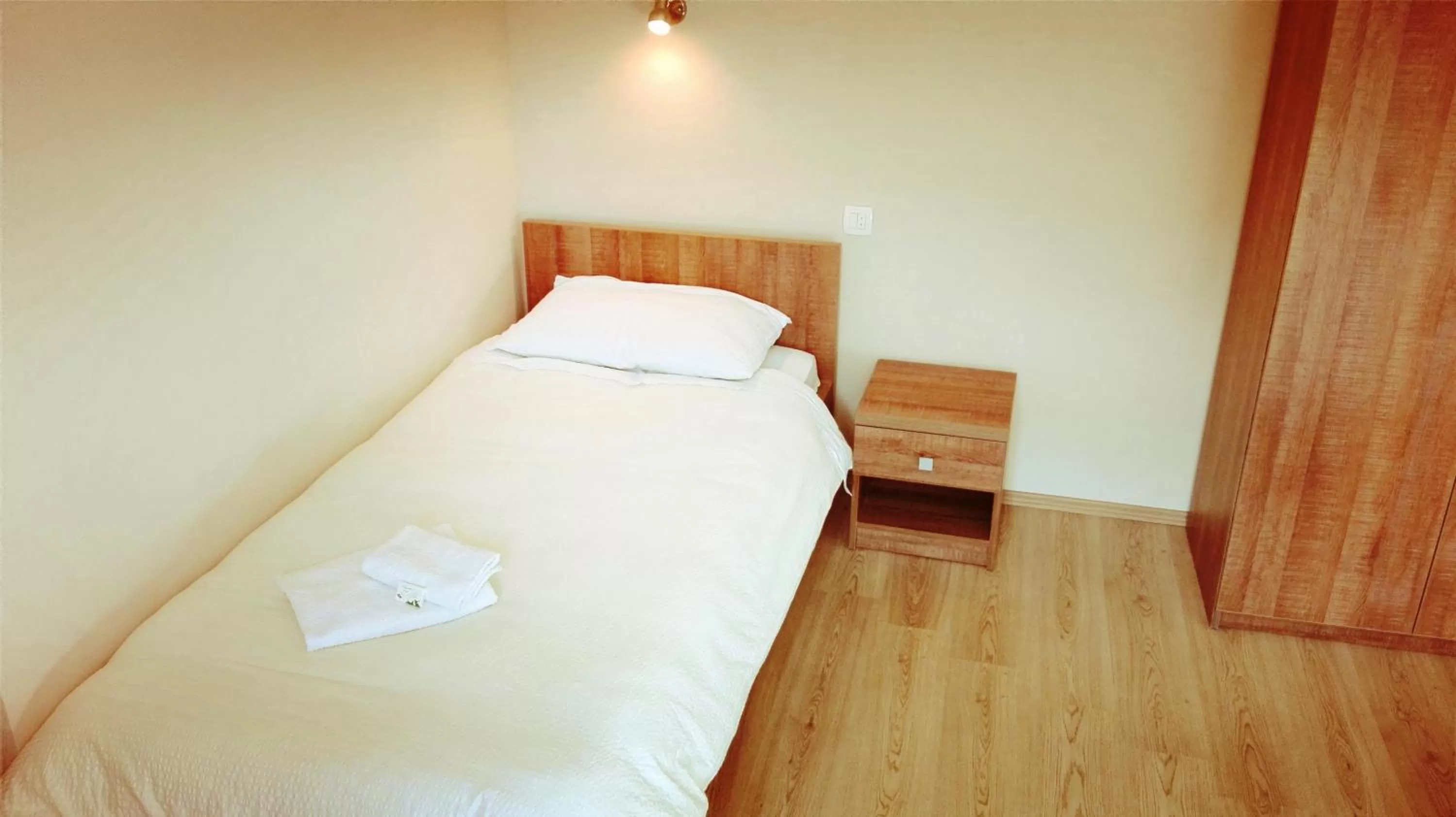 Photo of the whole room, Bed in Pansion Eden