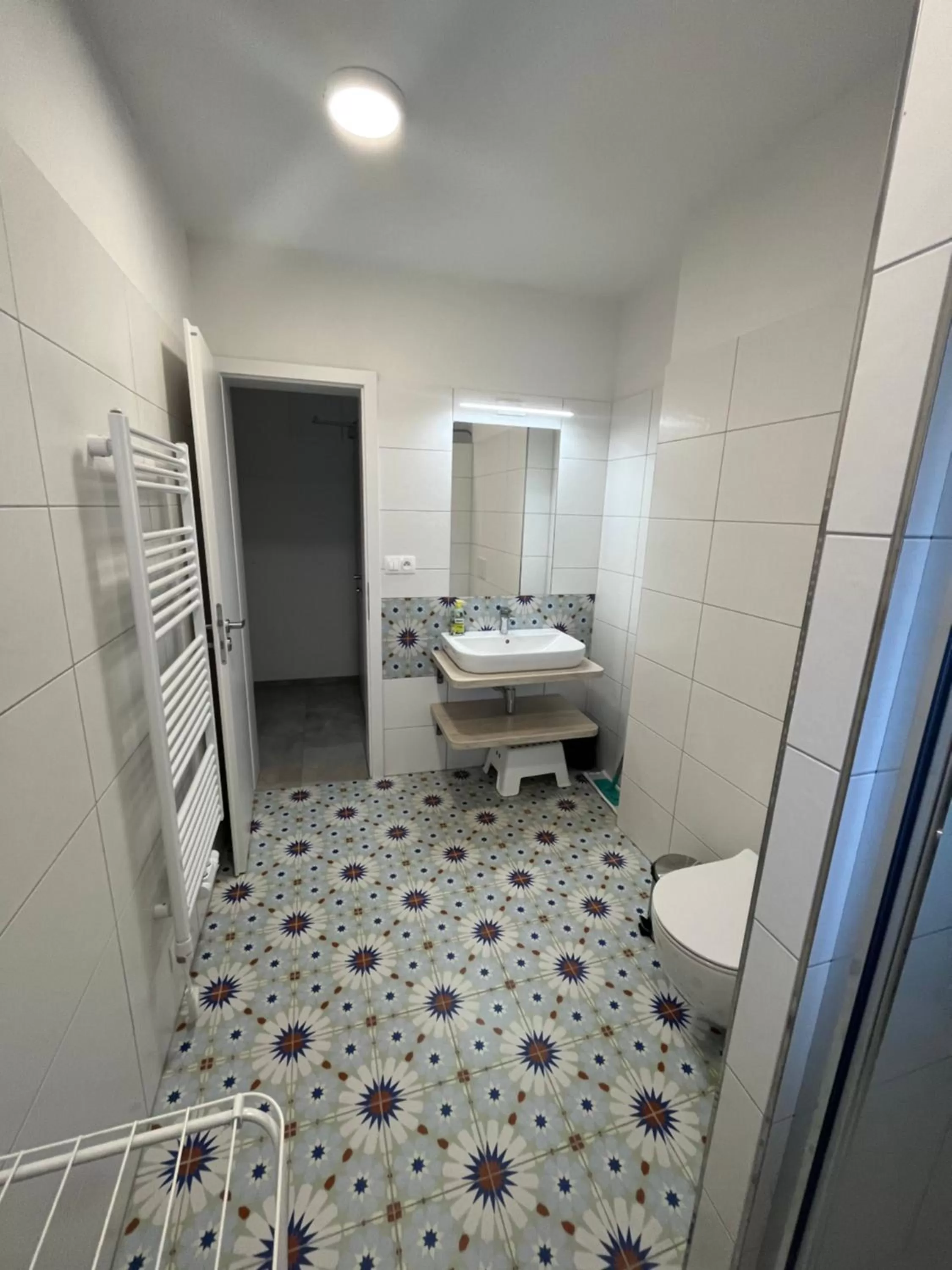 Bathroom, Bed in Hotel Edvard