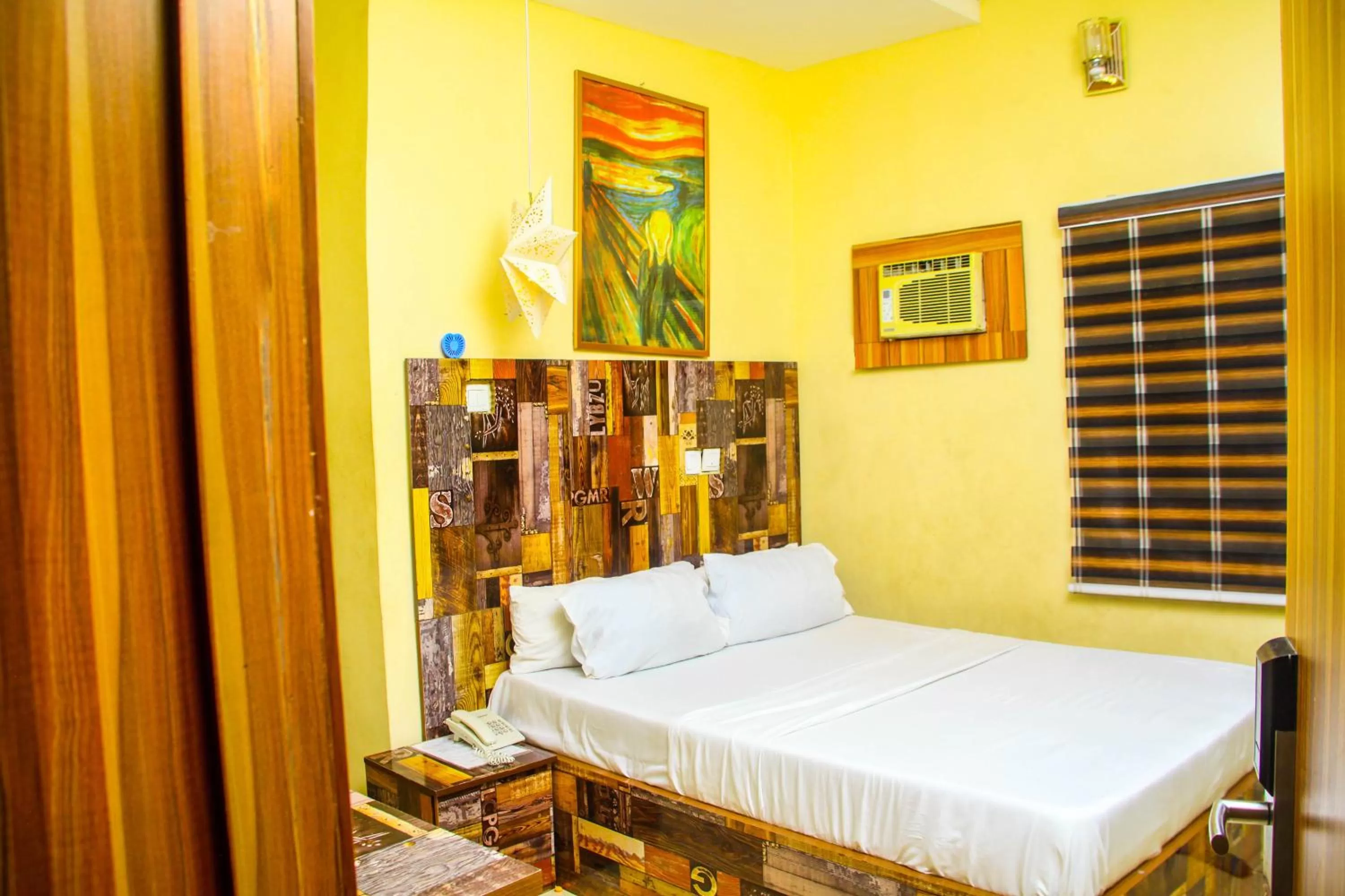 Bed in ONTARIO SUITES