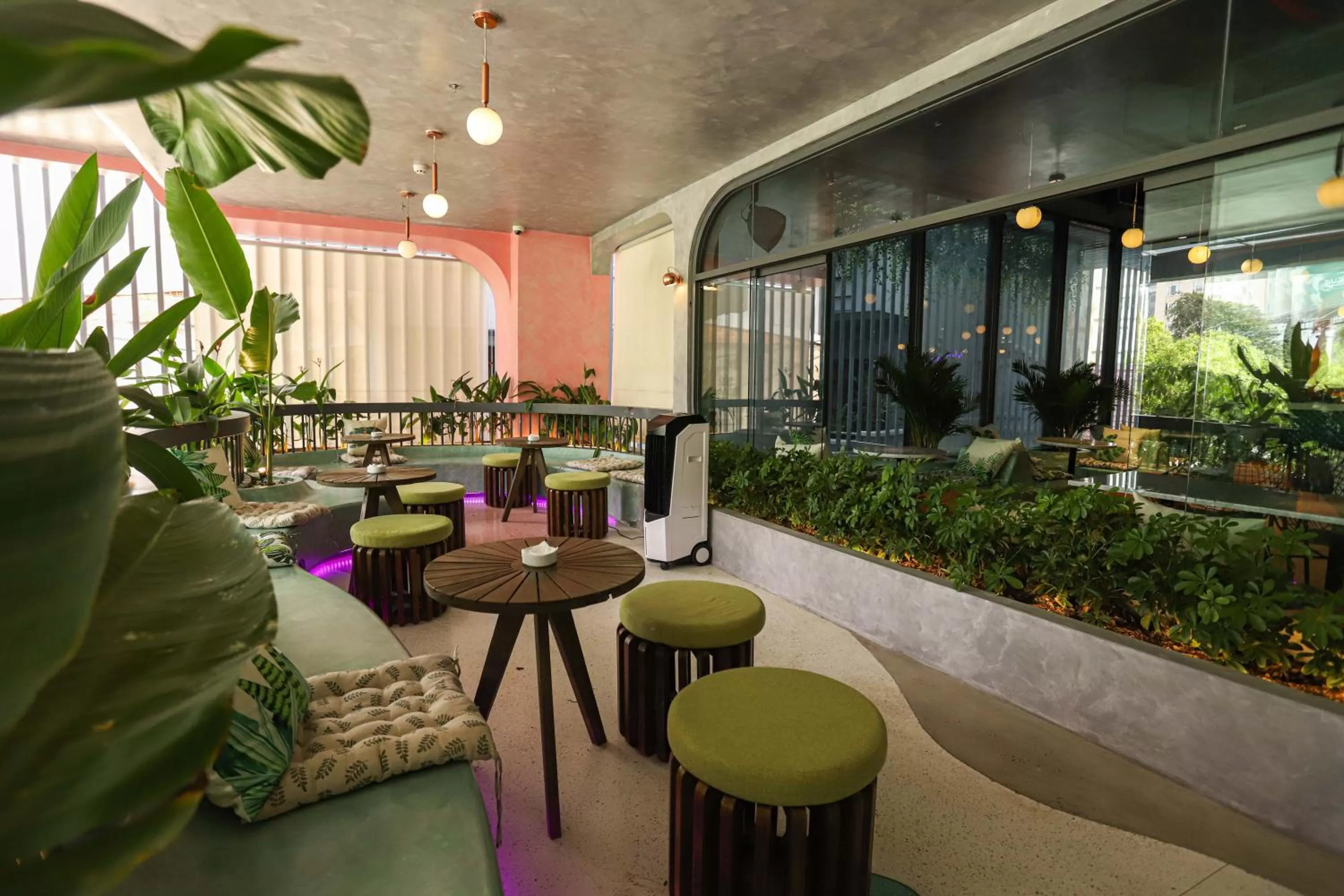 Restaurant/places to eat in HOME Hotel