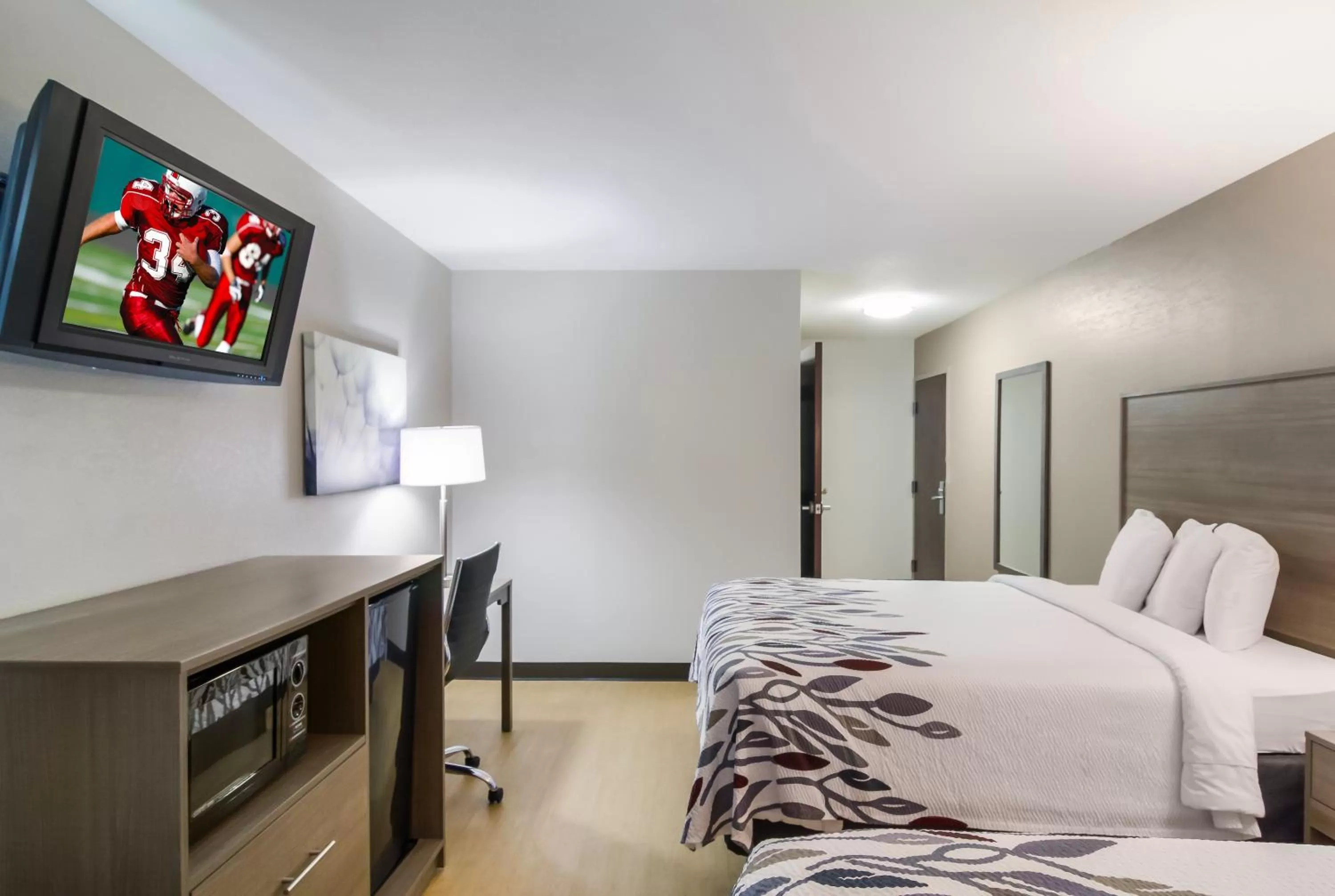 Photo of the whole room, Bed in Red Roof Inn I-95 North Brunswick Darien