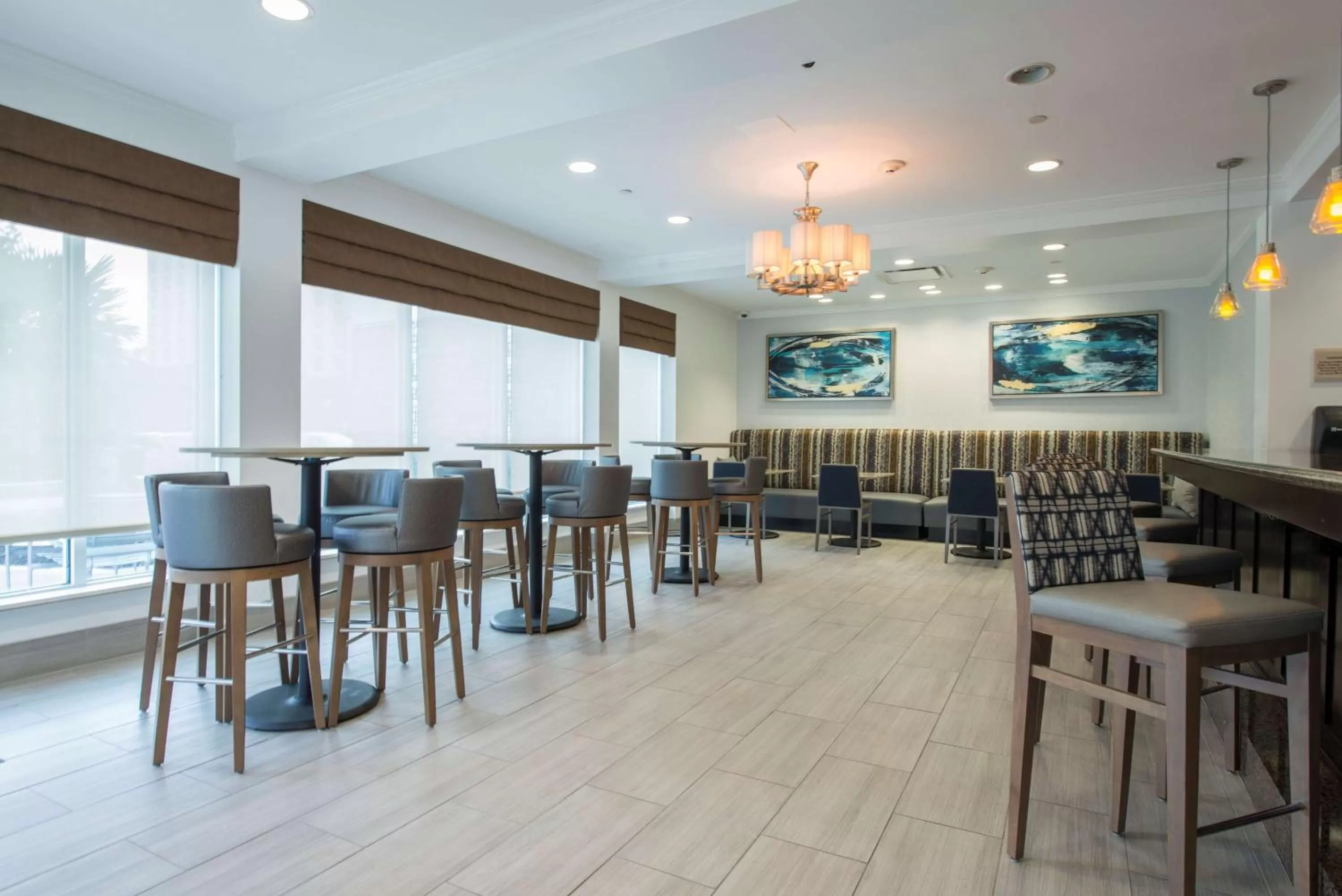 Lounge or bar in Hilton Garden Inn Atlanta Airport North