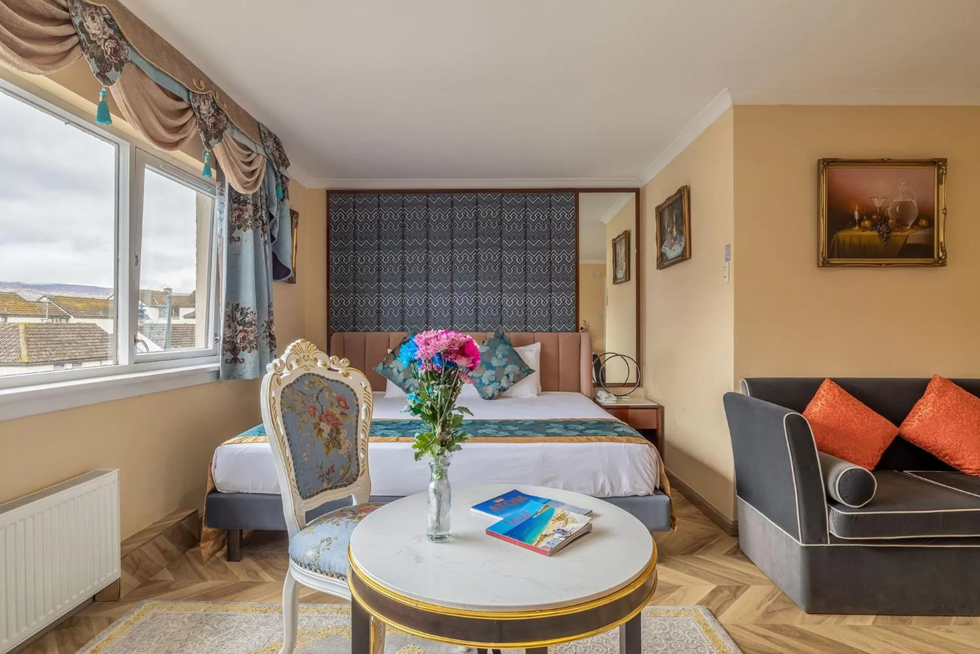 Bedroom in Muthu Fort William Hotel