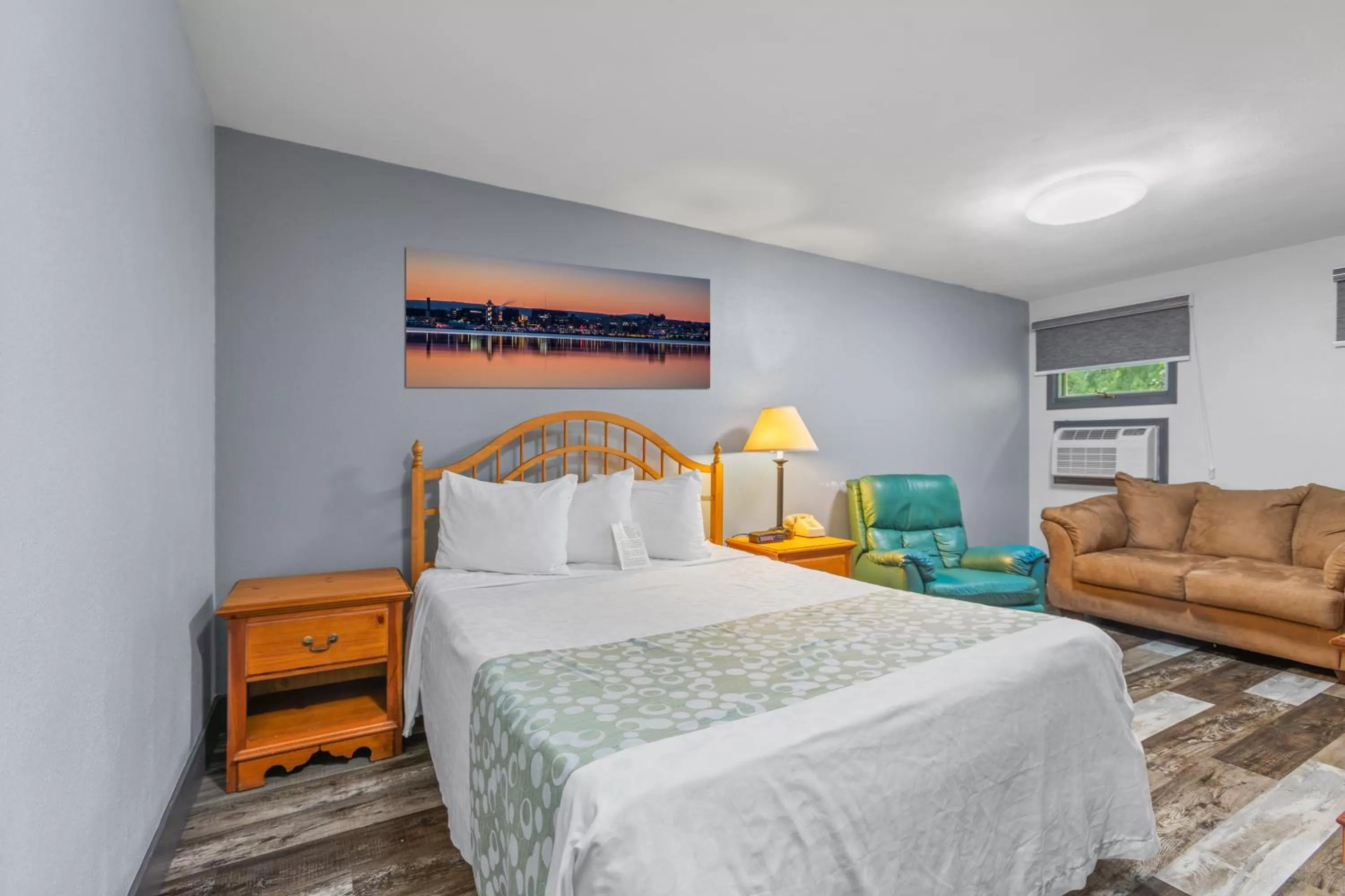 Bed in Glass House Inn Erie Near I-90 & I-79