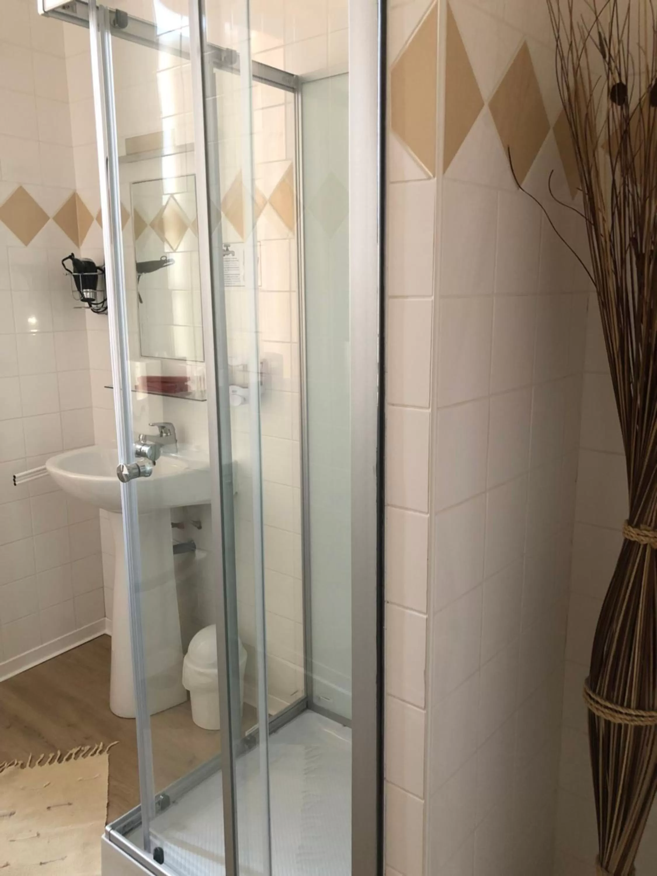 Shower, Bathroom in Hotel des Remparts