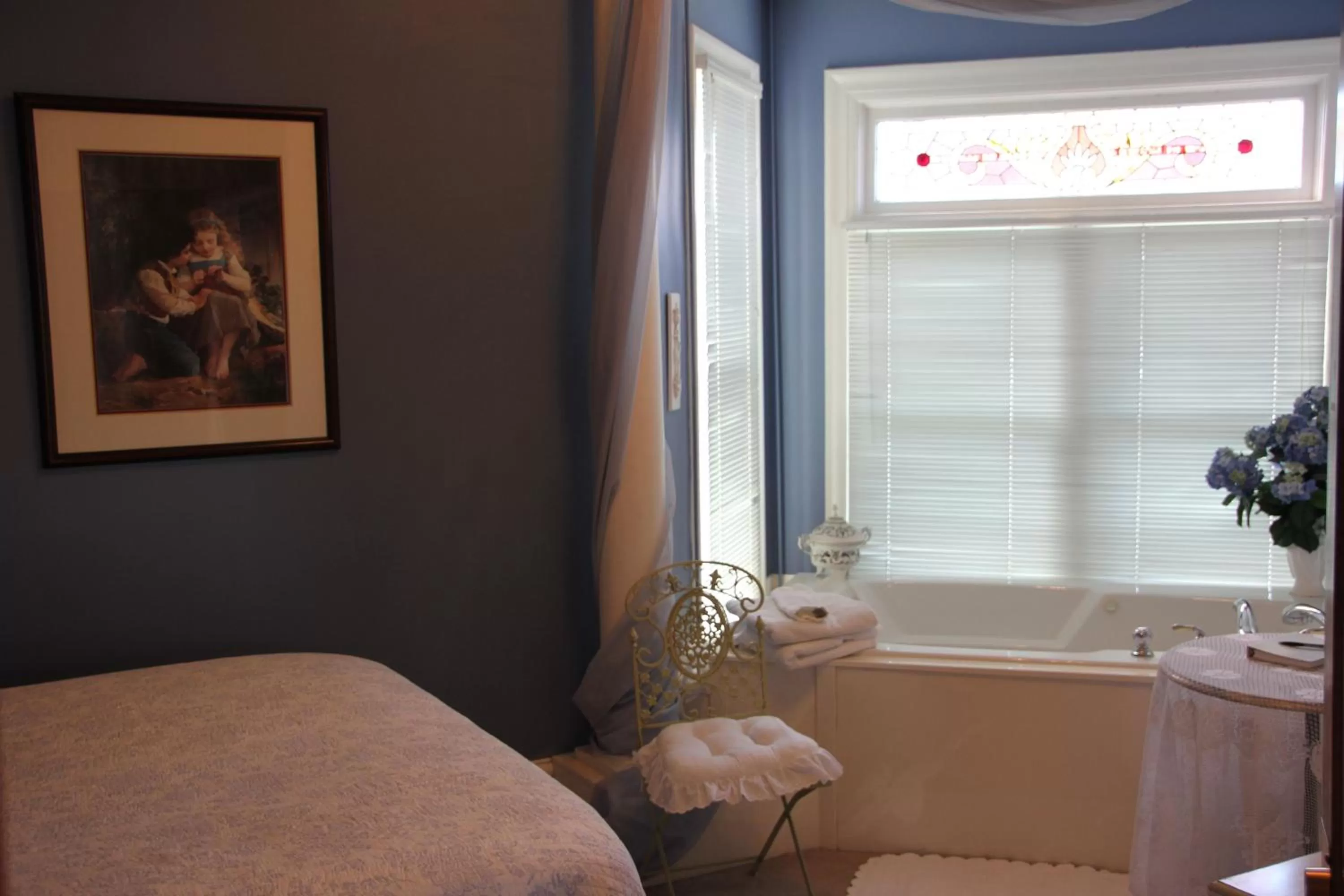 Photo of the whole room in Hines Mansion