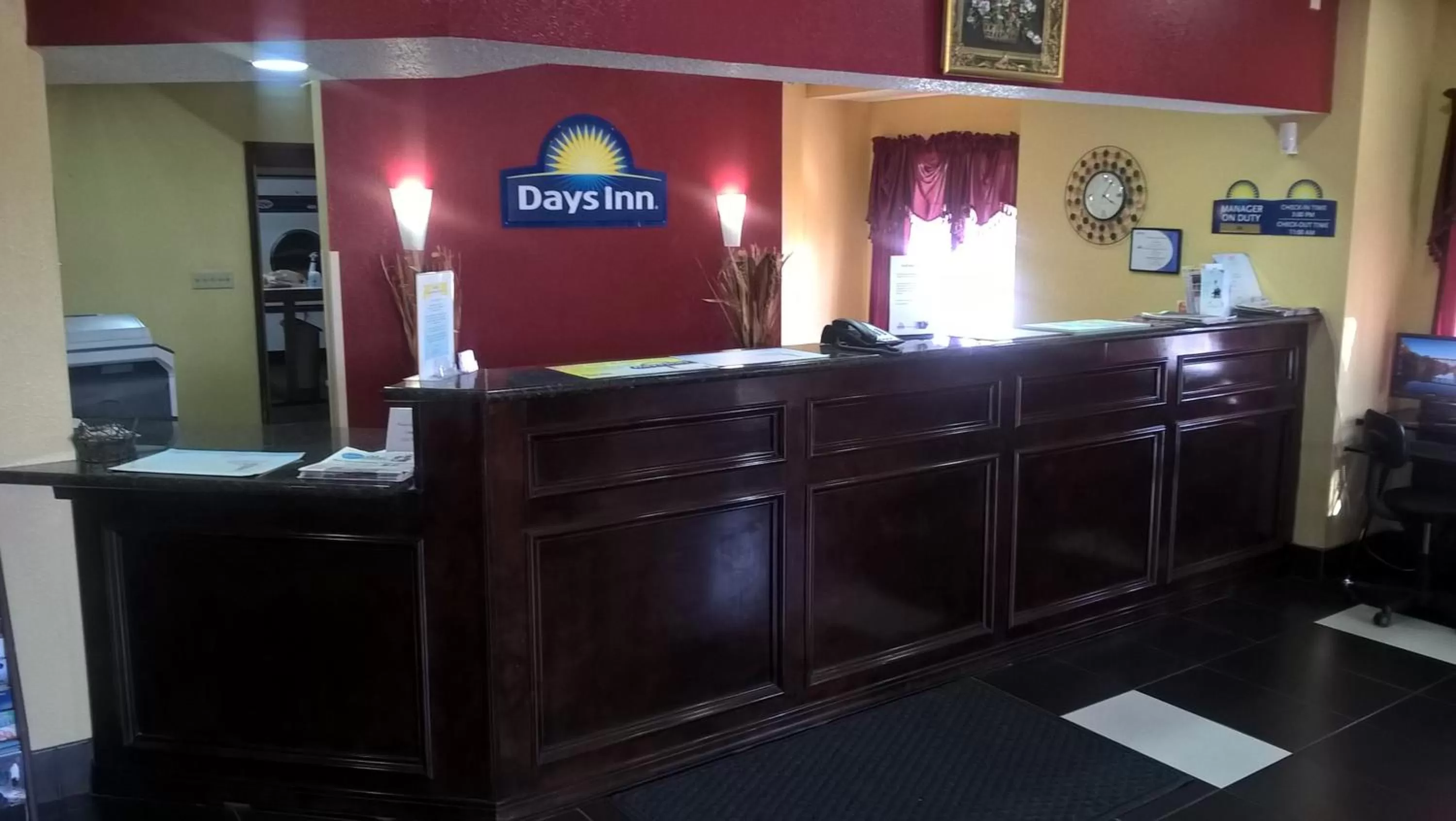 Lobby or reception in Days Inn & Suites by Wyndham Hutchinson