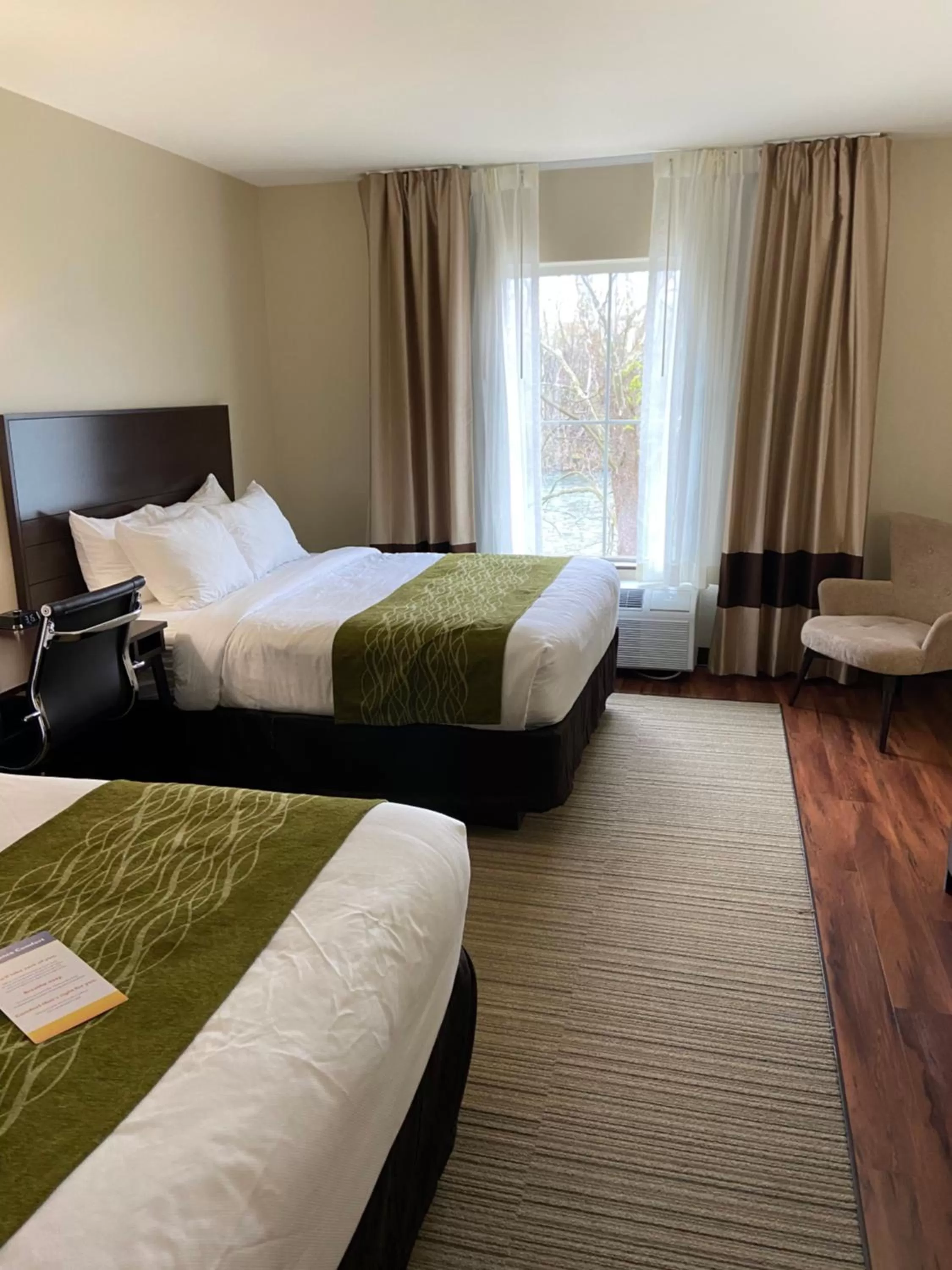 Photo of the whole room, Bed in Comfort Inn Connellsville Riverview