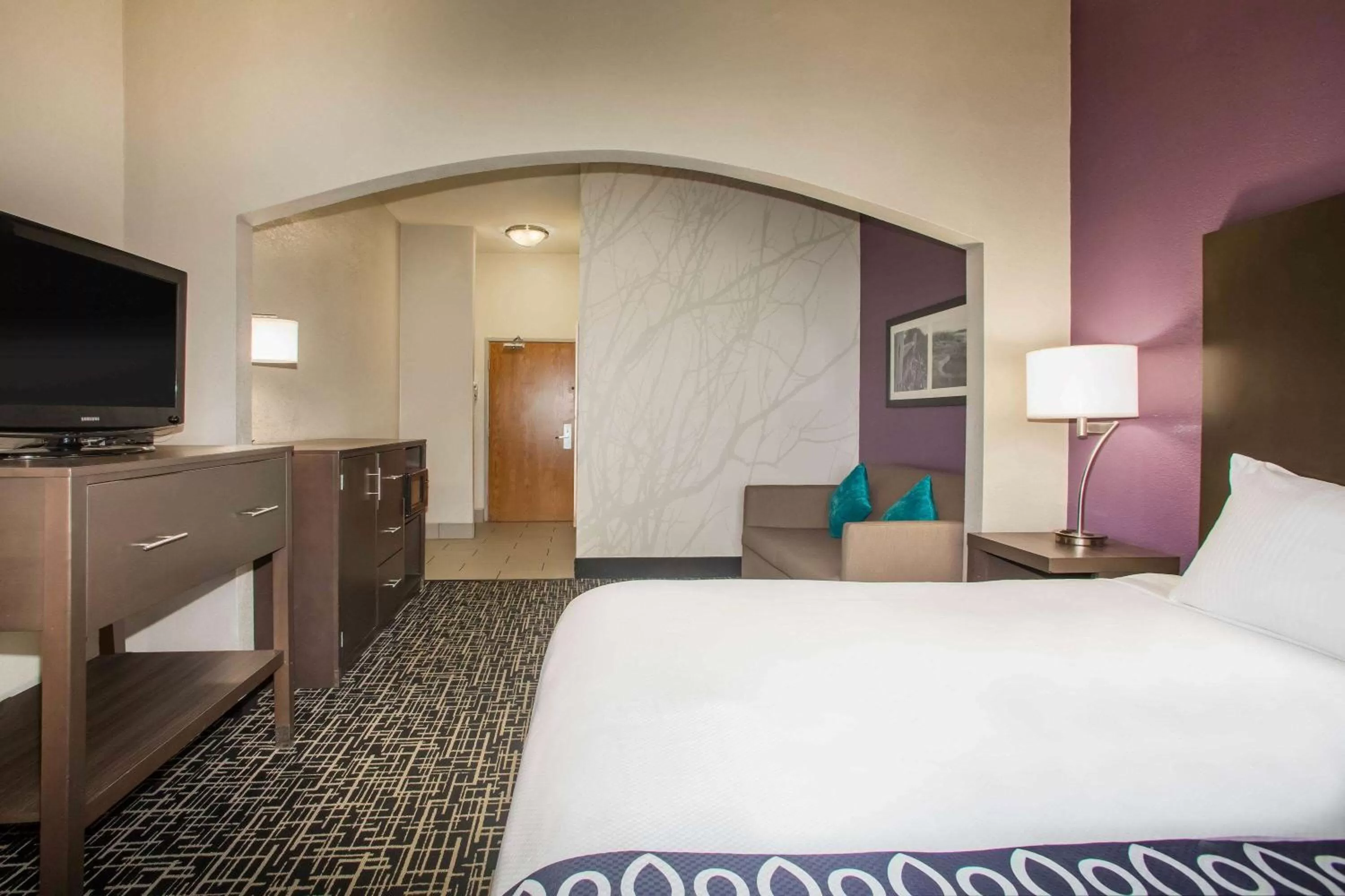 Photo of the whole room, Bed in La Quinta Inn & Suits by Wyndham Pontoon Beach IL