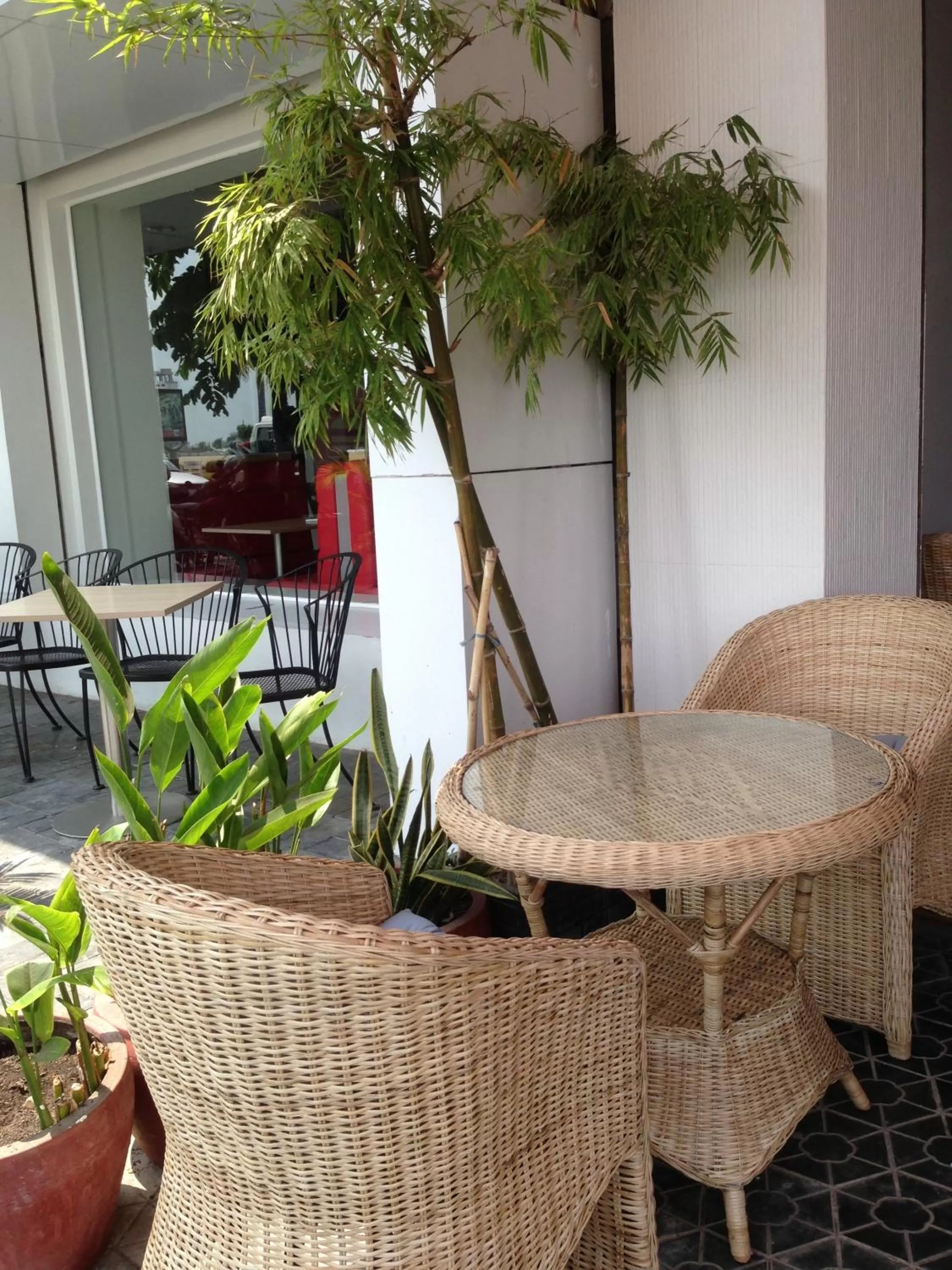 Seating area in New Season Riverside Hotel