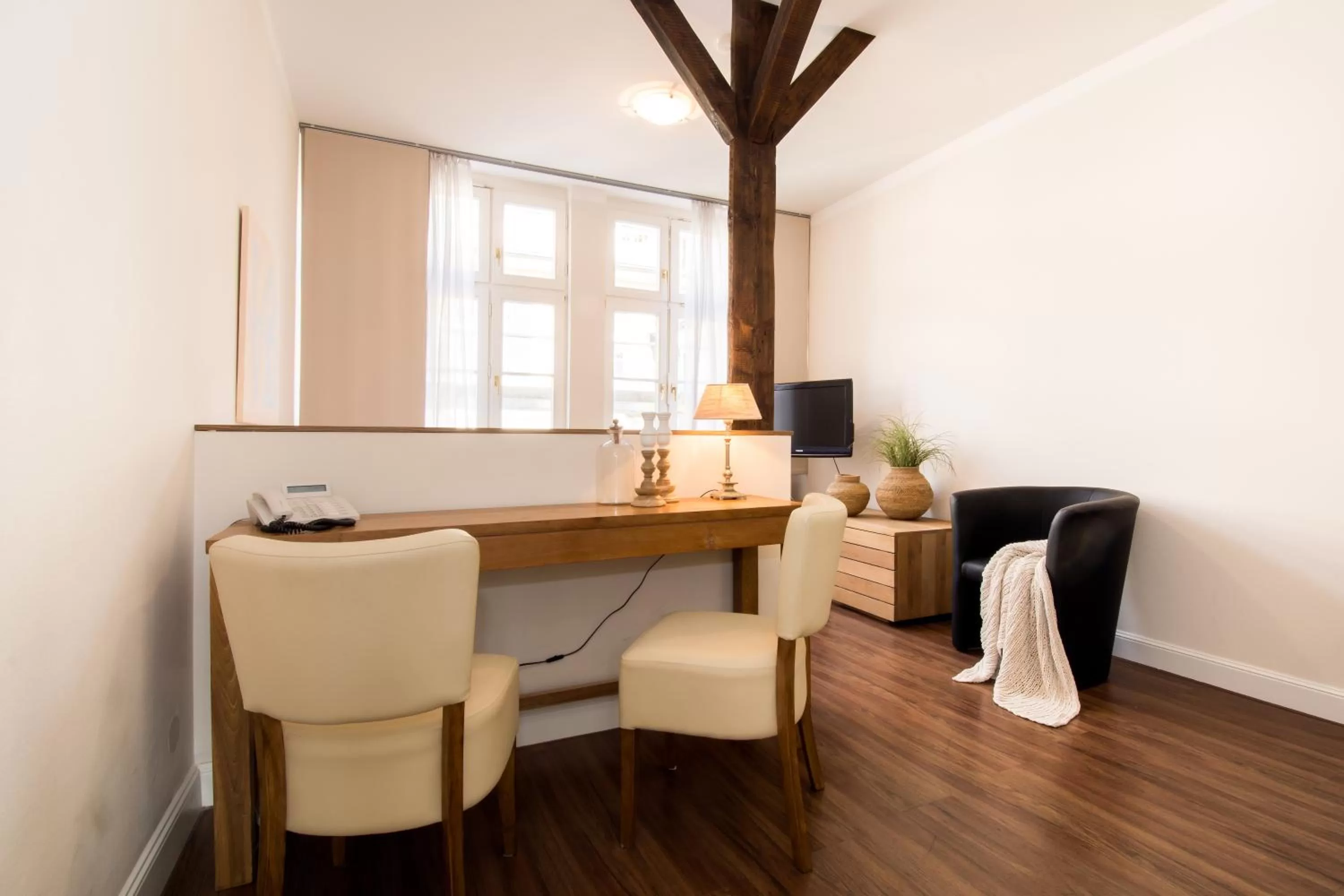 Photo of the whole room, Seating Area in Carlstadt Suites Düsseldorf