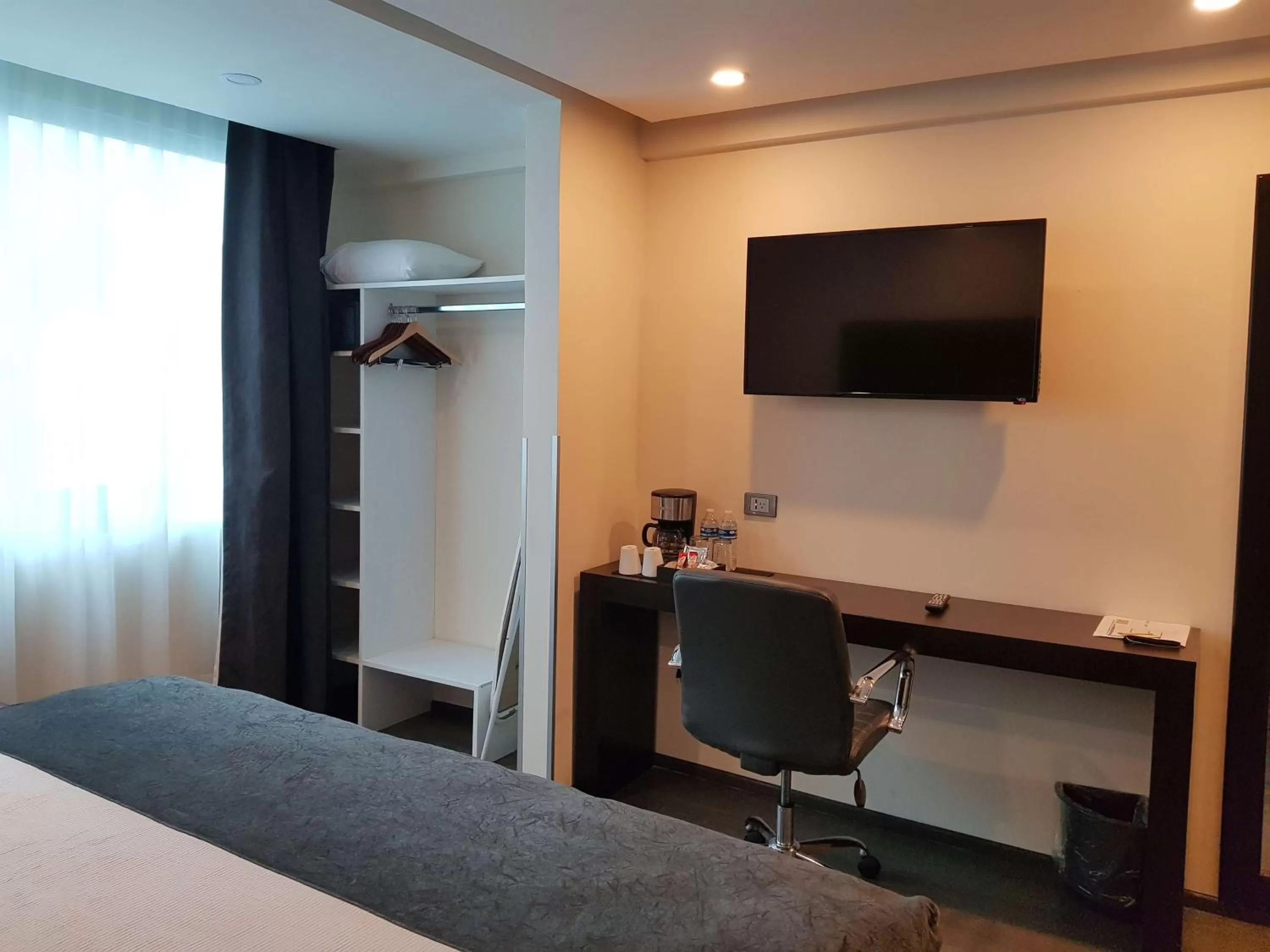 Photo of the whole room, Bed in Best Western Plus Metepec & Suites