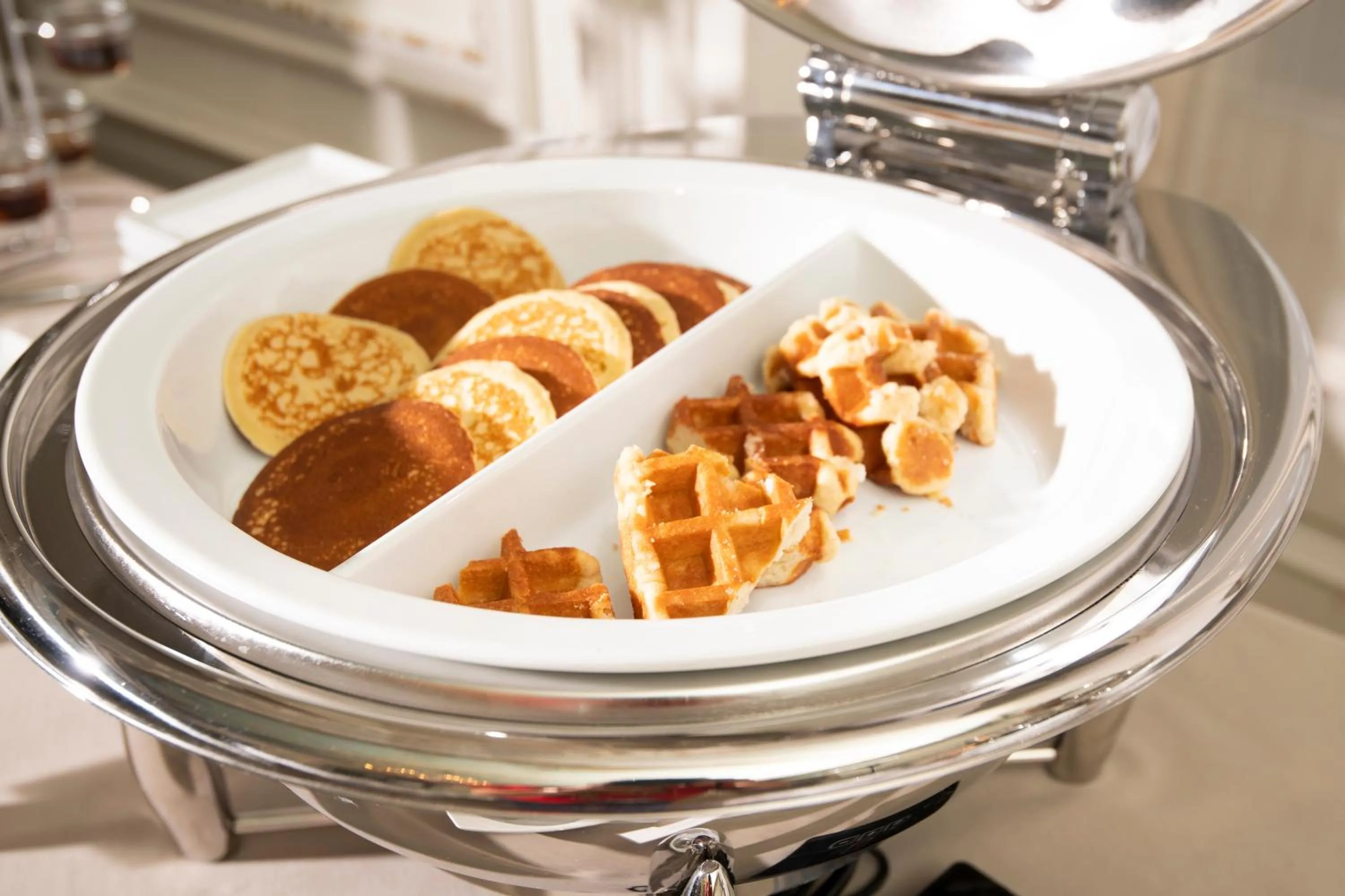 Buffet breakfast in Hôtel Des Trois Couronnes & Spa - The Leading Hotels of the World