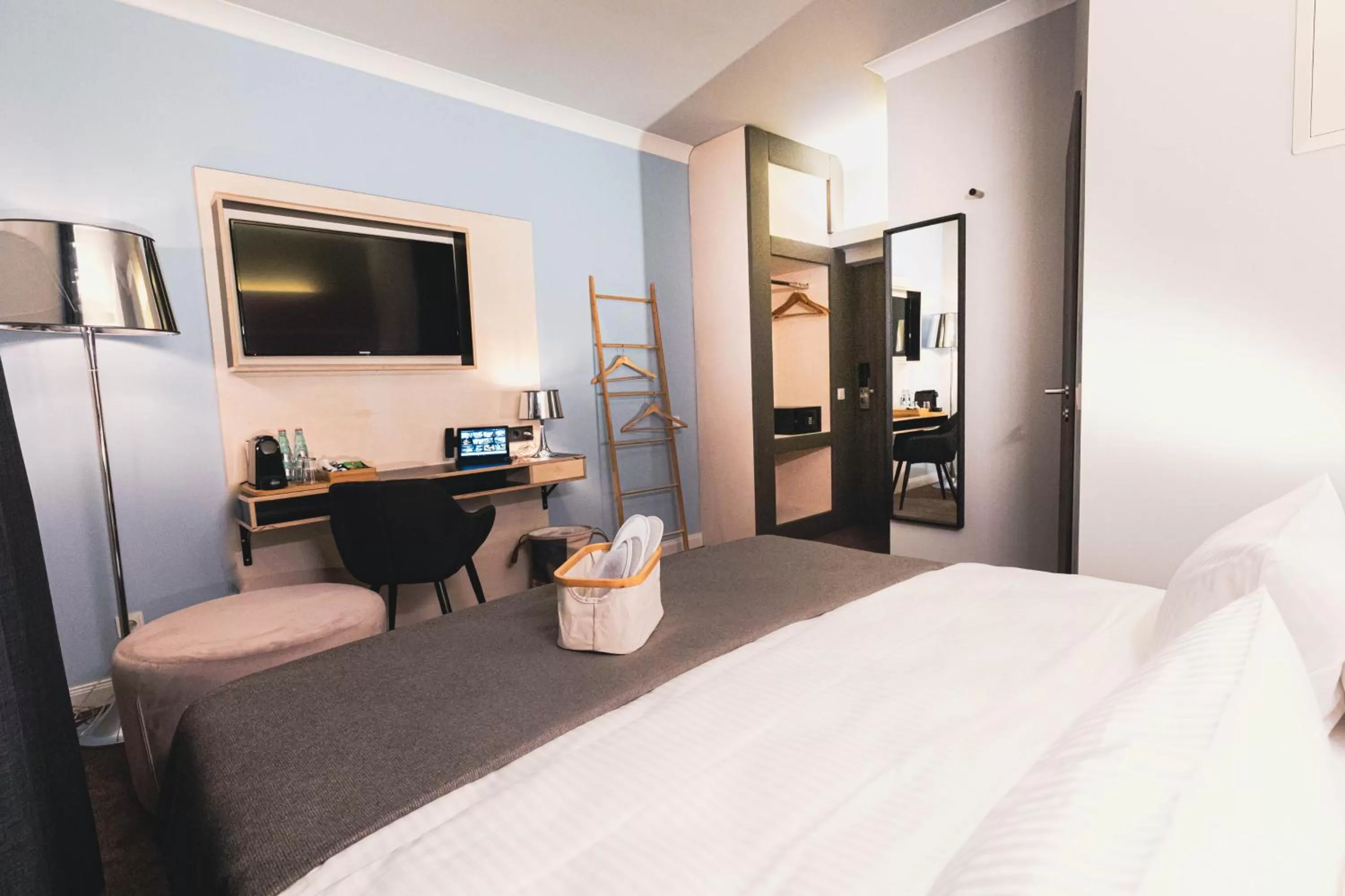 TV and multimedia, Bed in MountainPark | Event- und Tagungshotel