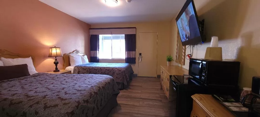 Photo of the whole room, Bed in Lakeview Inn