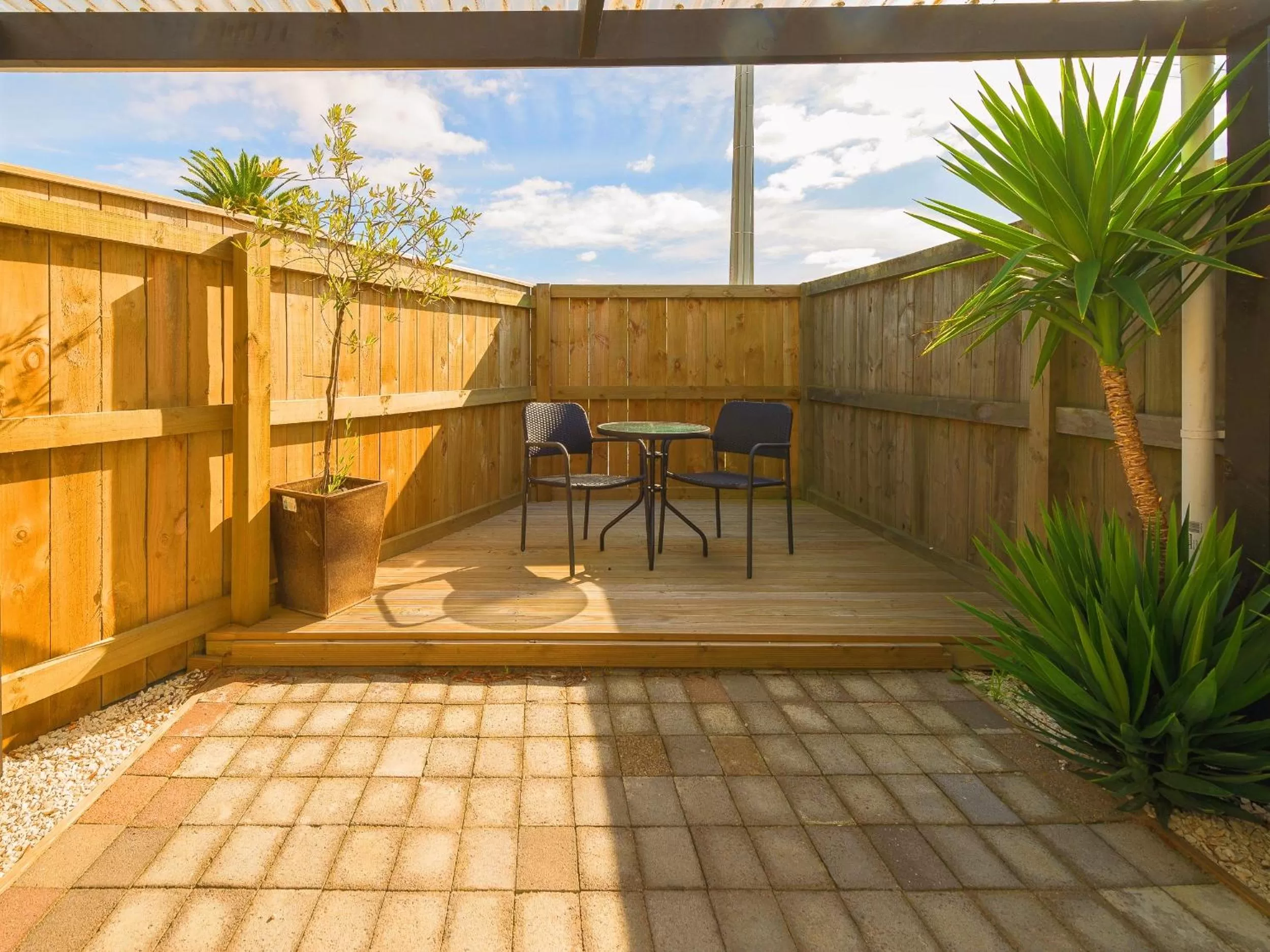 Patio in Red Rock Thermal Motel - Mineral Pool