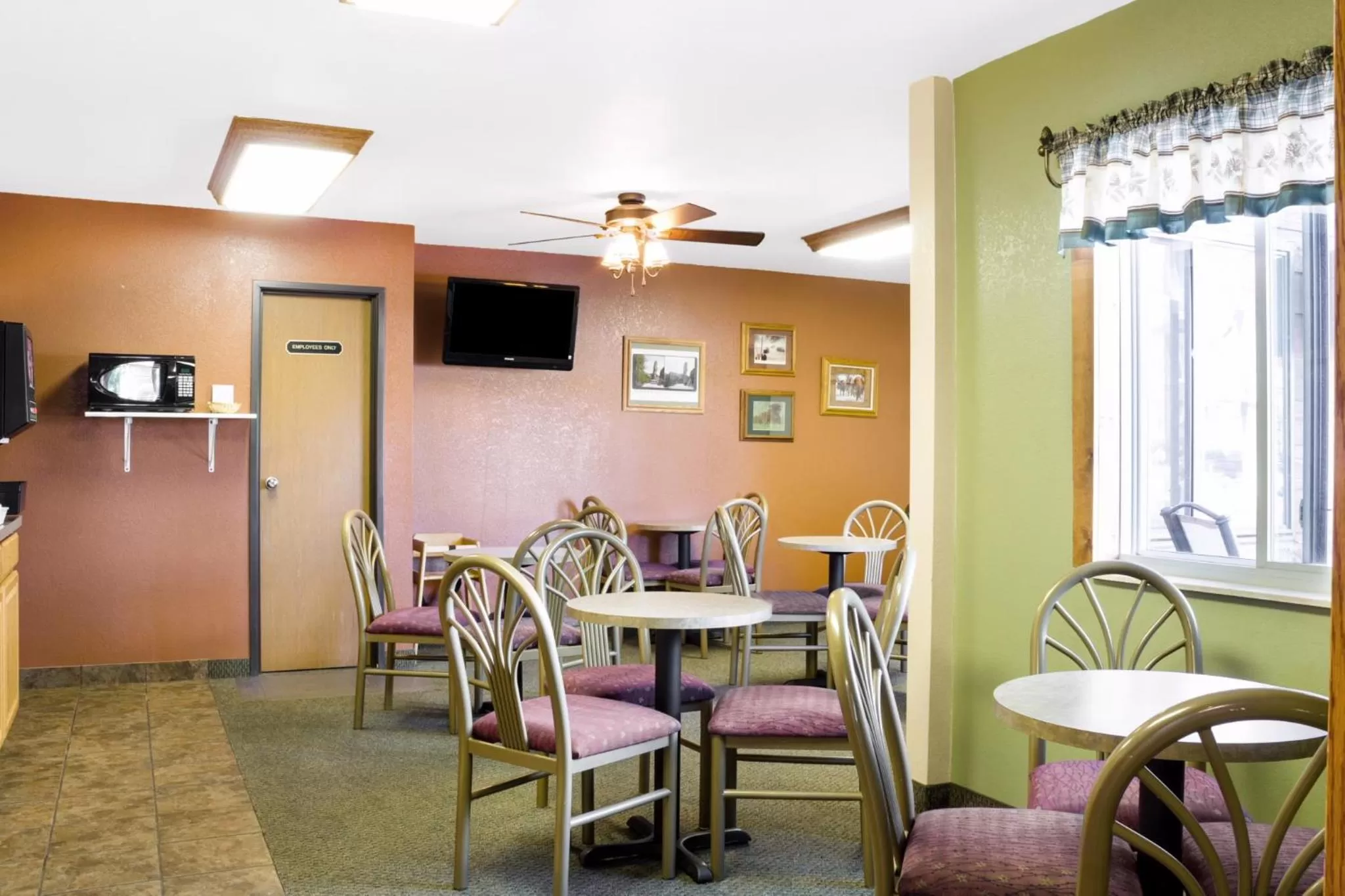 Restaurant/places to eat in Econo Lodge, Downtown Custer Near Custer State Park and Mt Rushmore