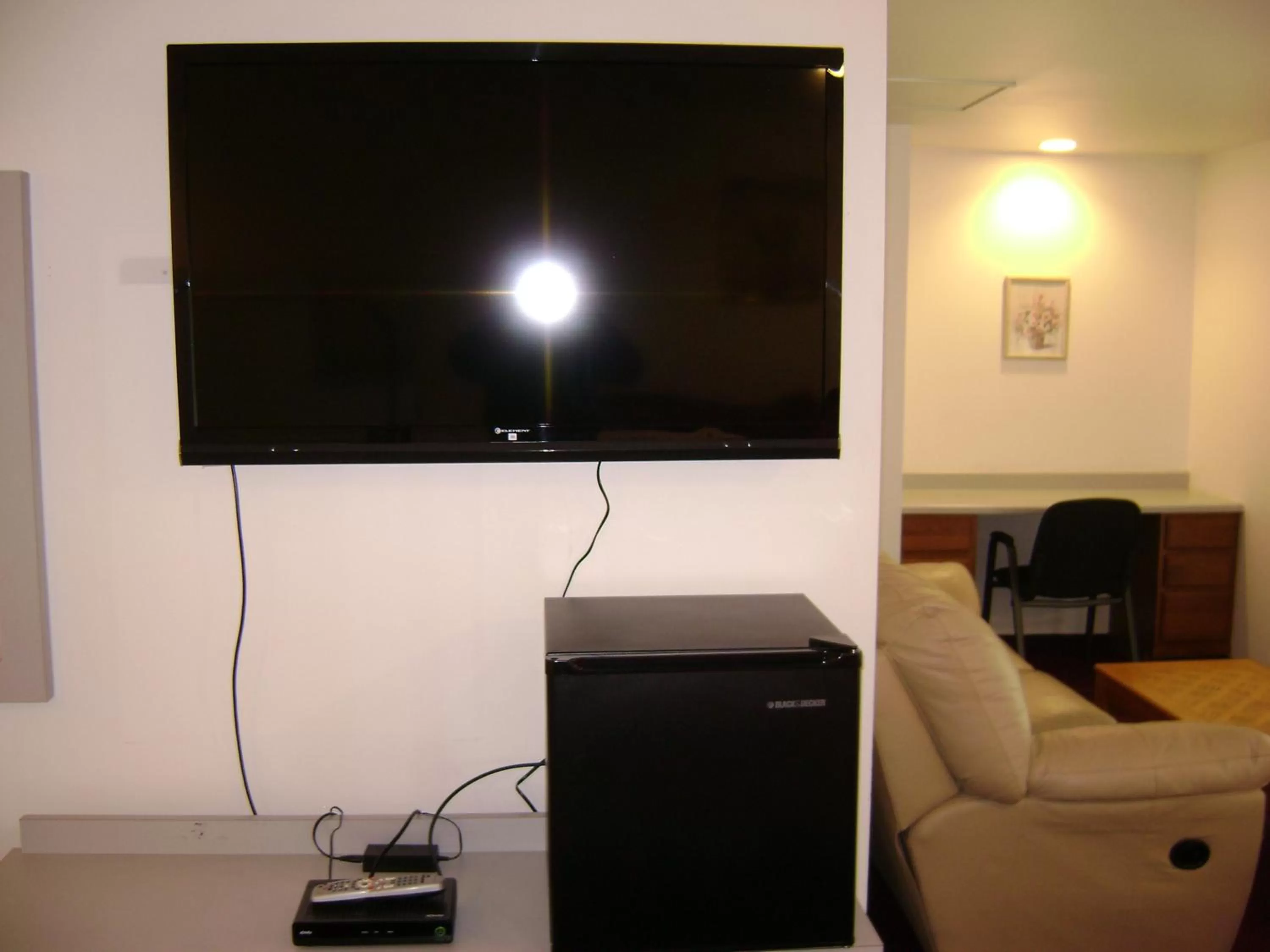 TV and multimedia, TV/Entertainment Center in Edgewick Inn