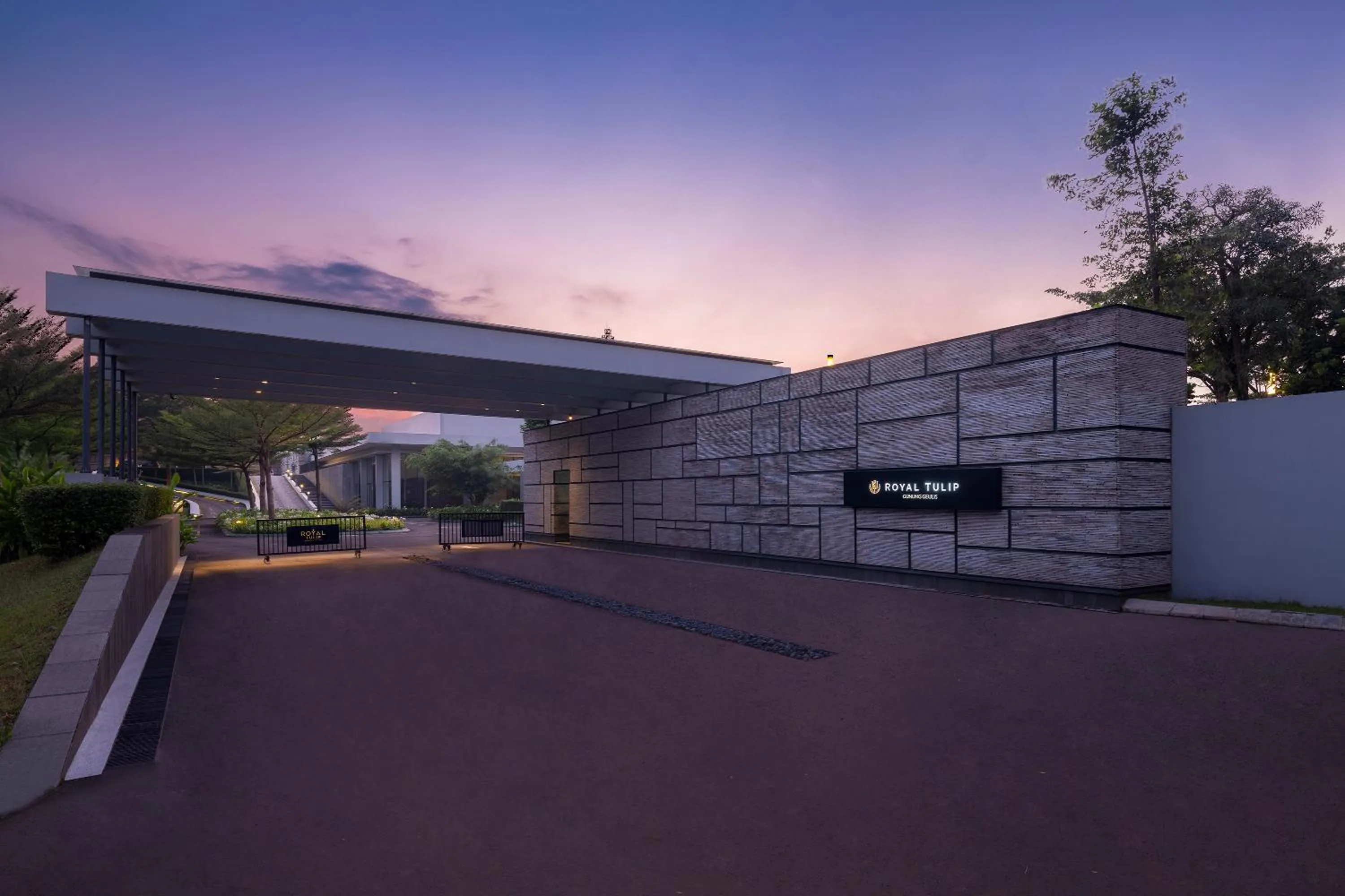 Facade/entrance in Royal Tulip Gunung Geulis Resort and Golf