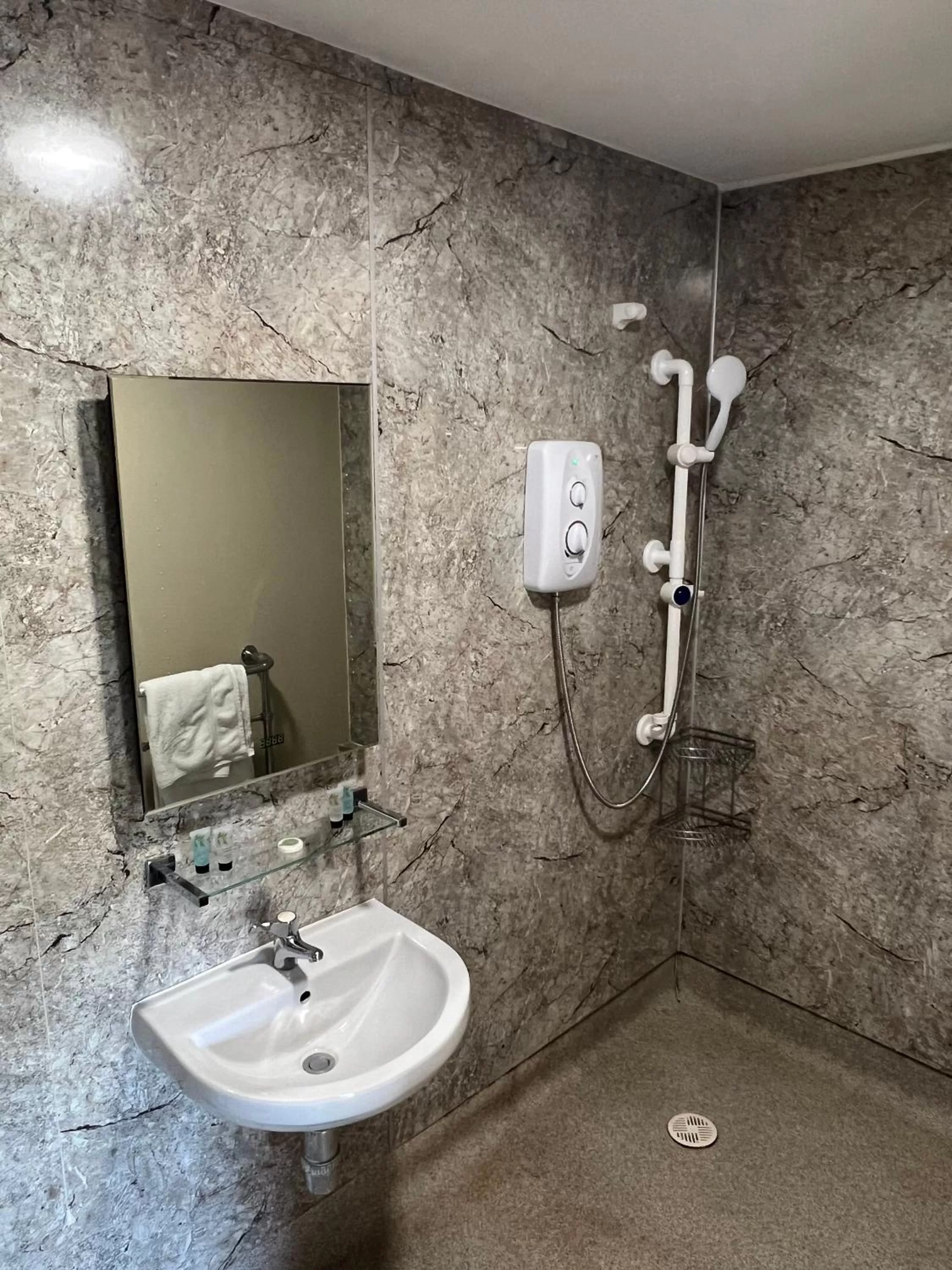 Shower, Bathroom in Cadmore Lodge Bed & Breakfast