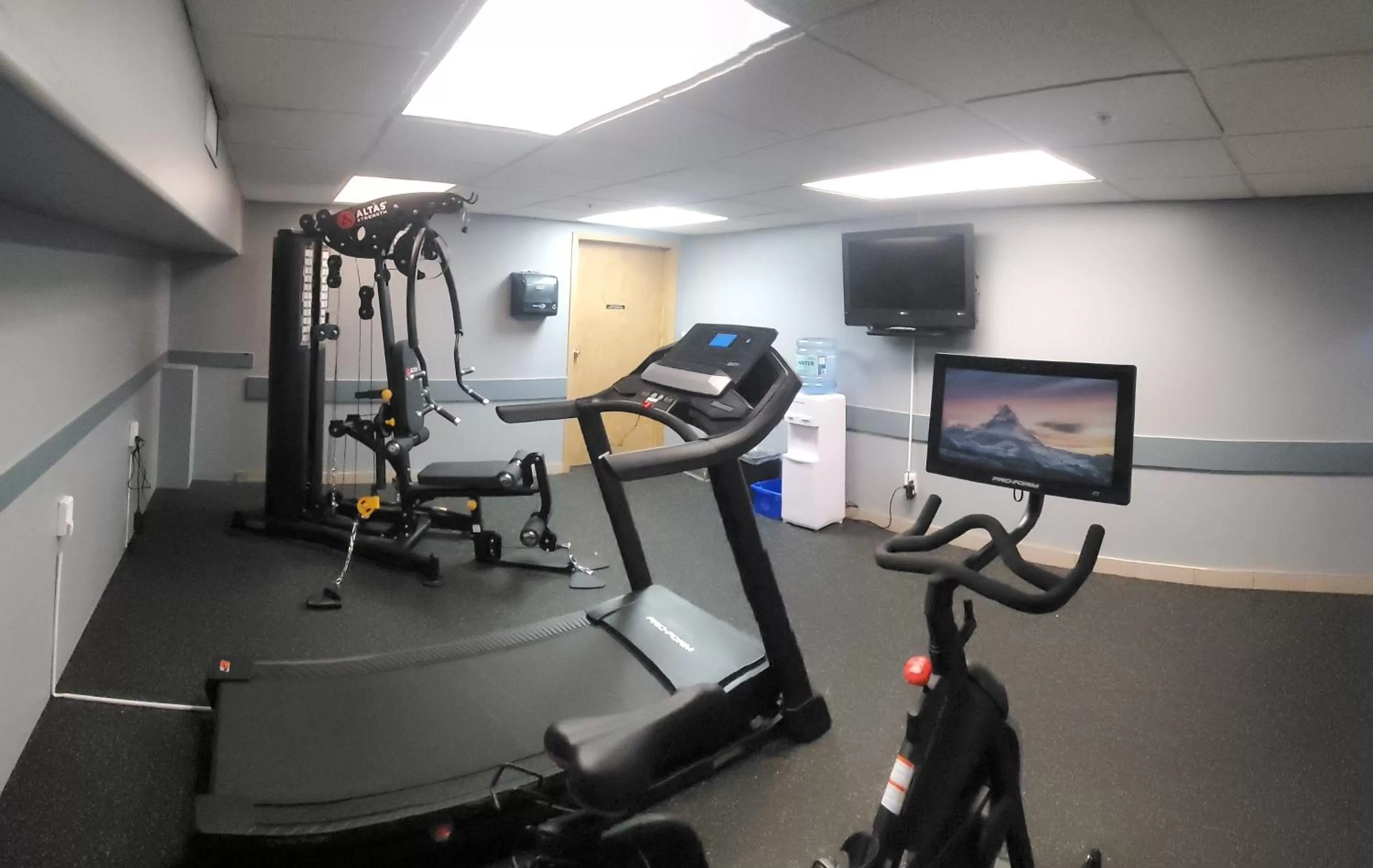 Fitness centre/facilities in Super 8 by Wyndham Edmonton International Airport