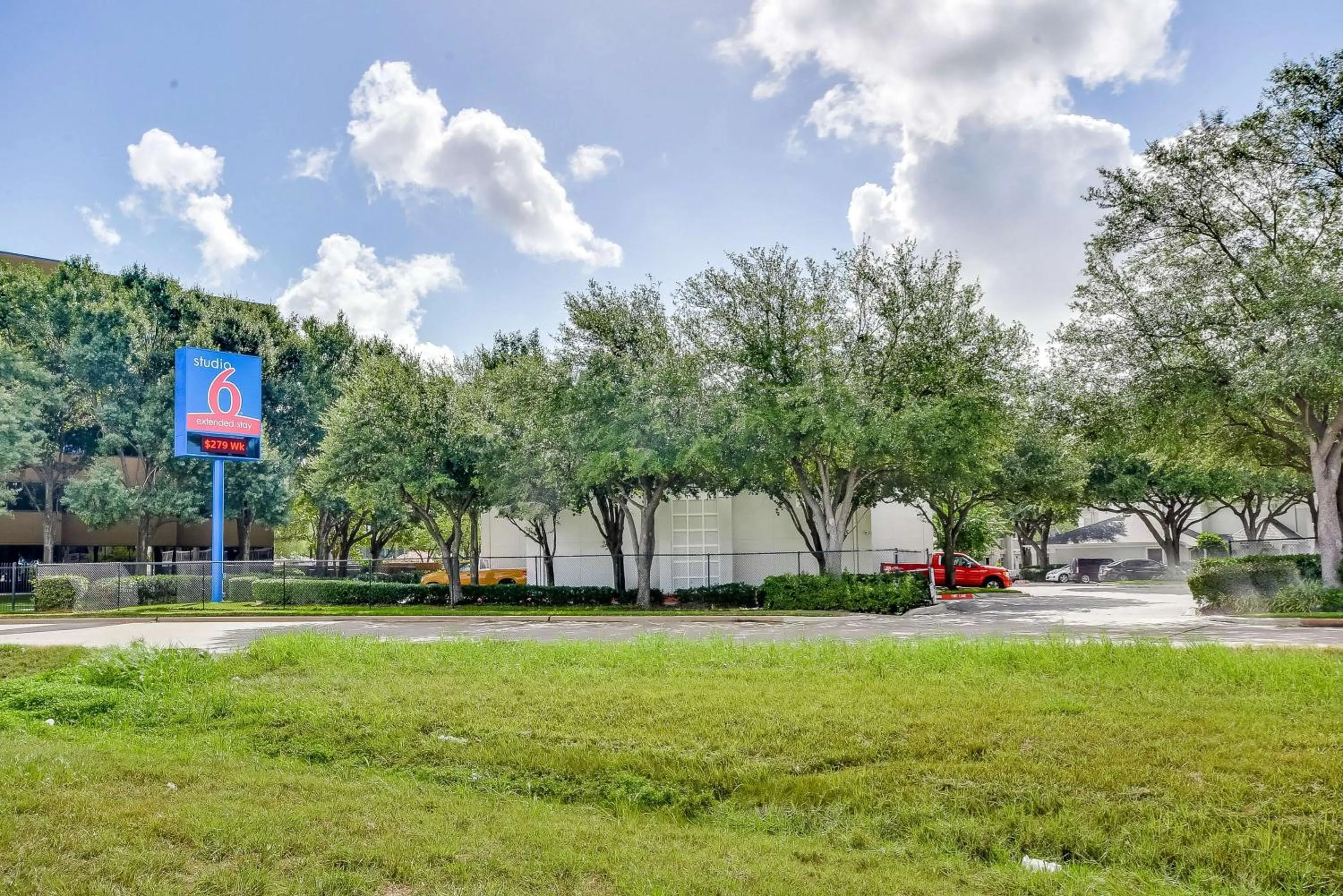 Property building in Studio 6-Houston, TX - Hobby South