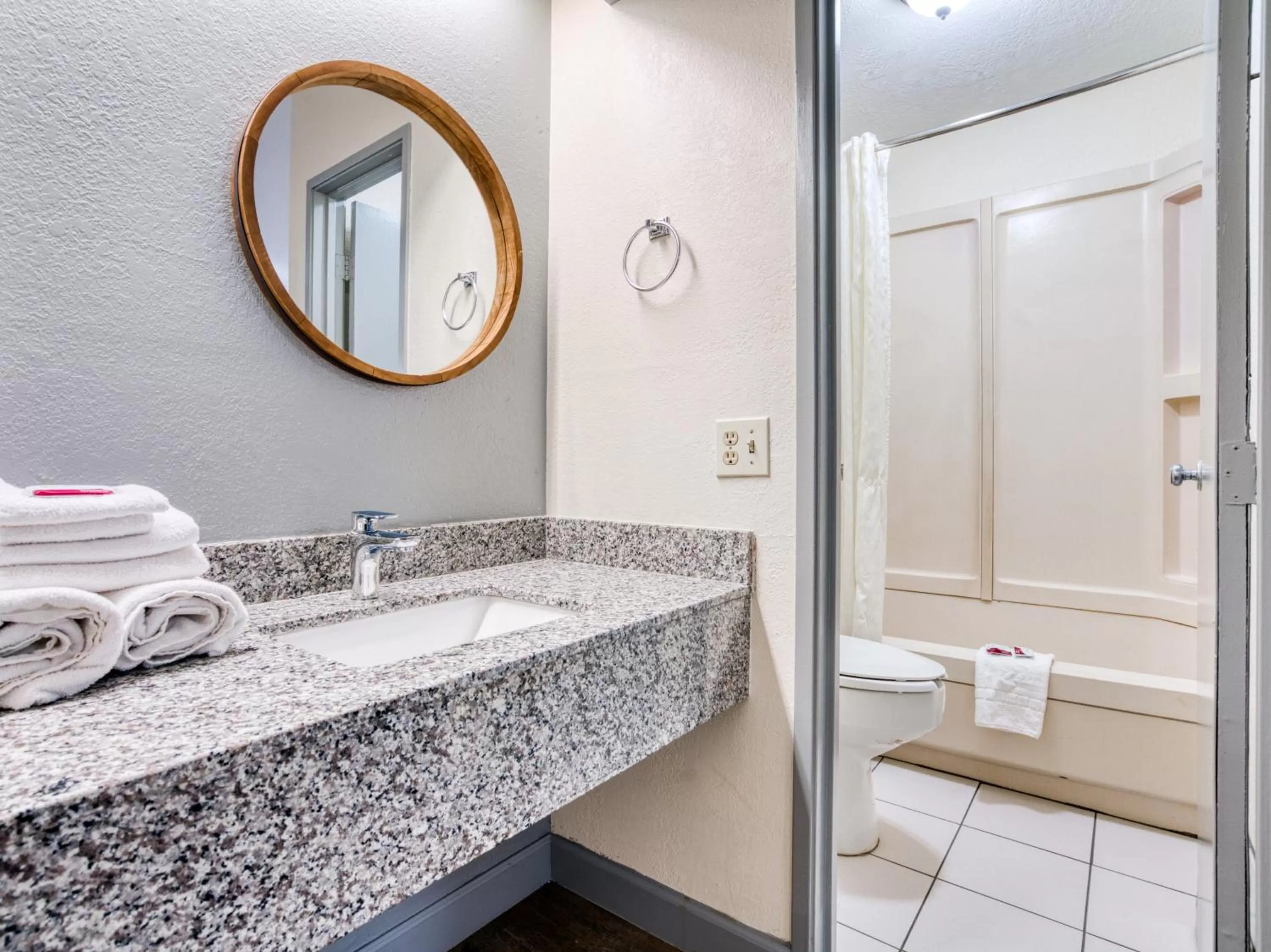 Bathroom in Dallas Love Field Inn