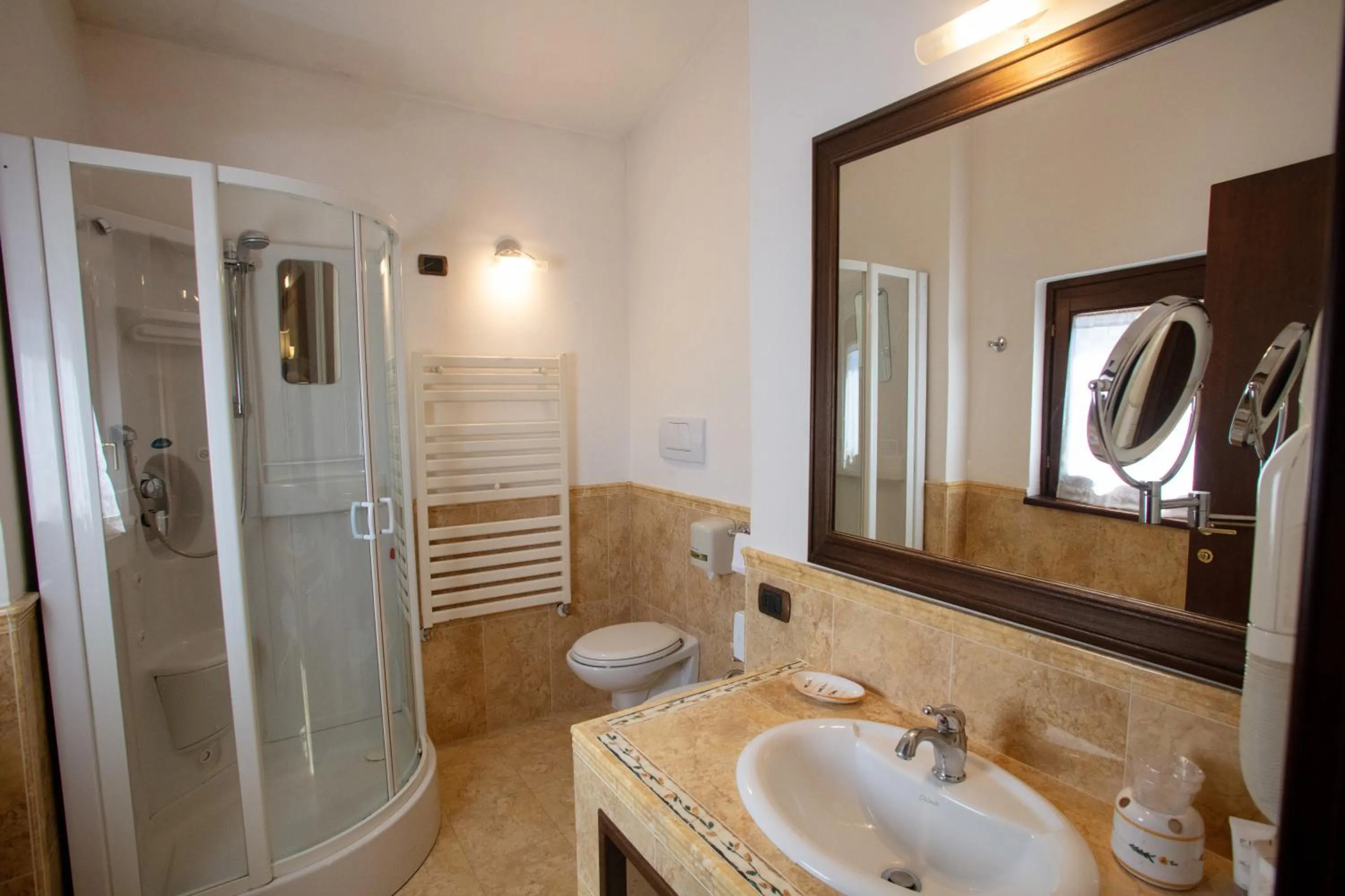 Shower in La Bastiglia