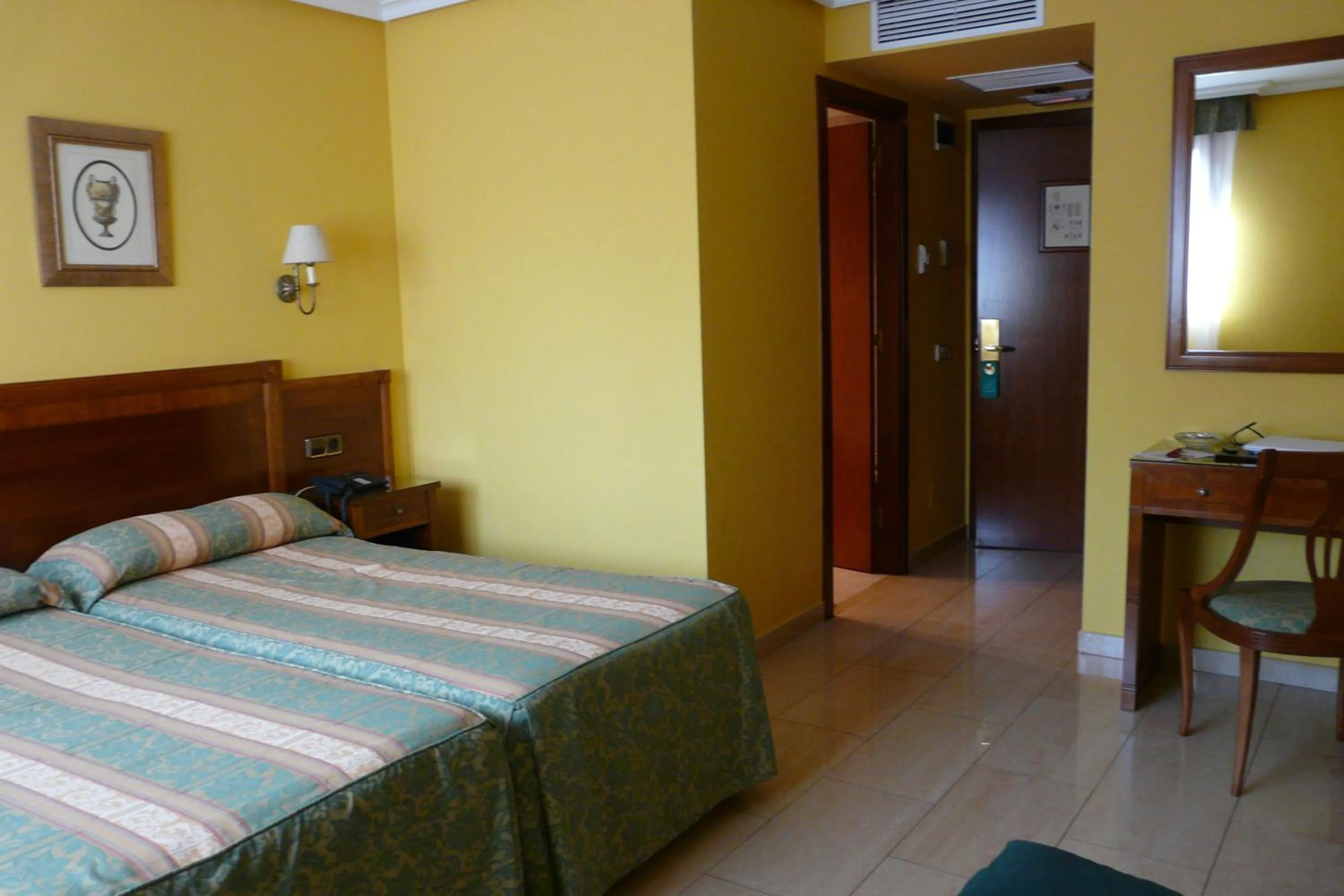 Photo of the whole room, Bed in Idh Angel