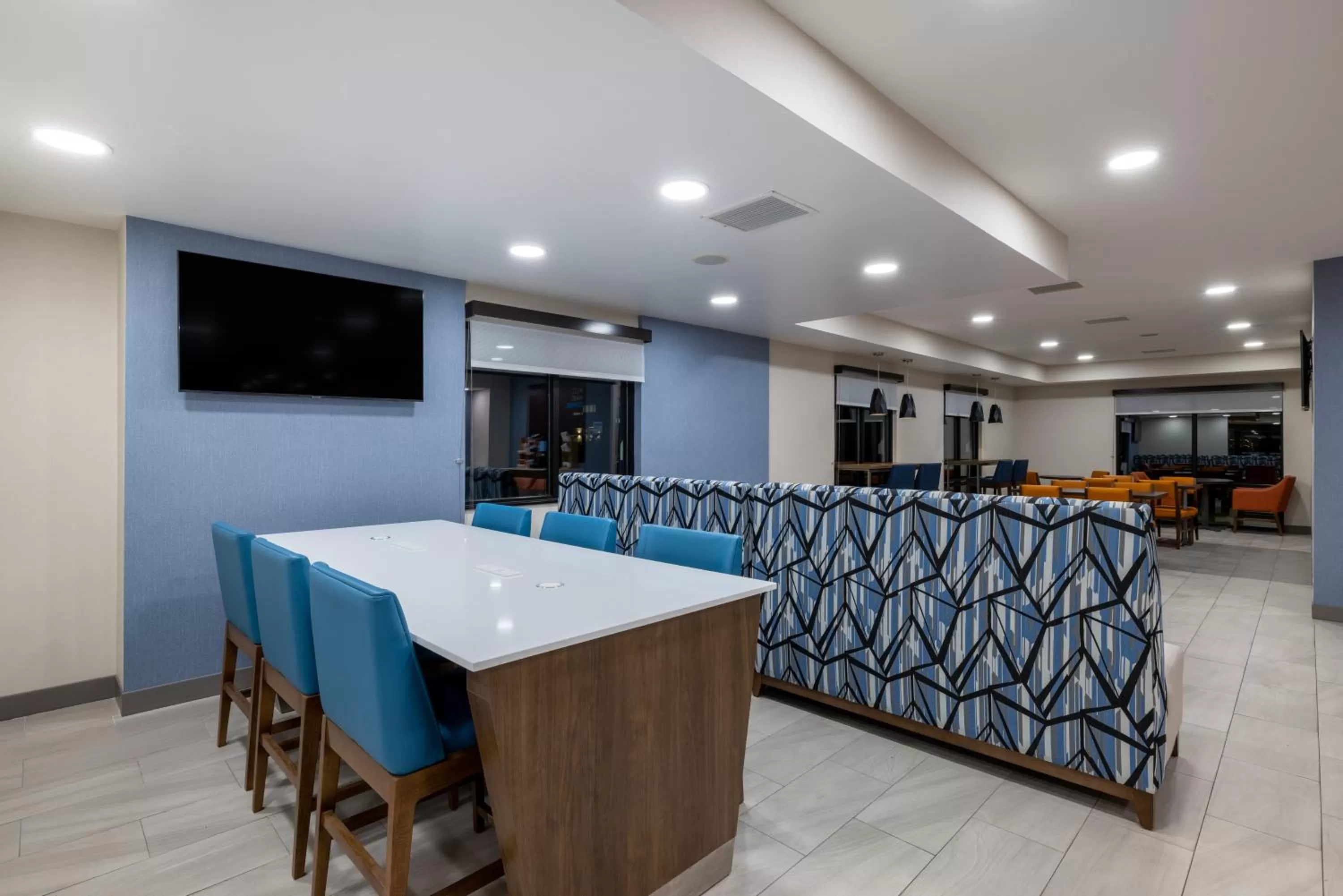 Lounge or bar in Holiday Inn Express Rochester South - Mayo Area by IHG