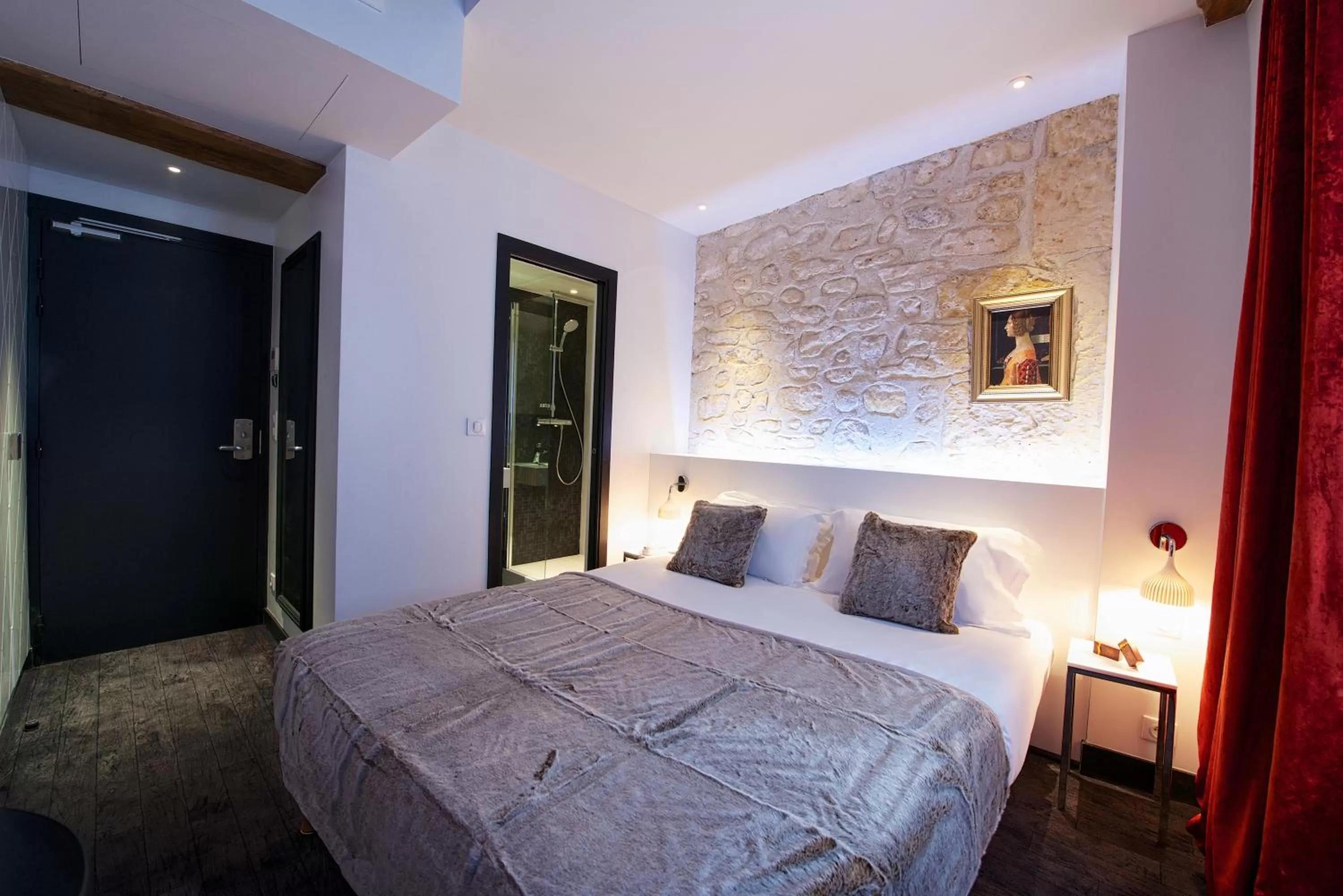 Bed in Hôtel le Clos de Notre Dame