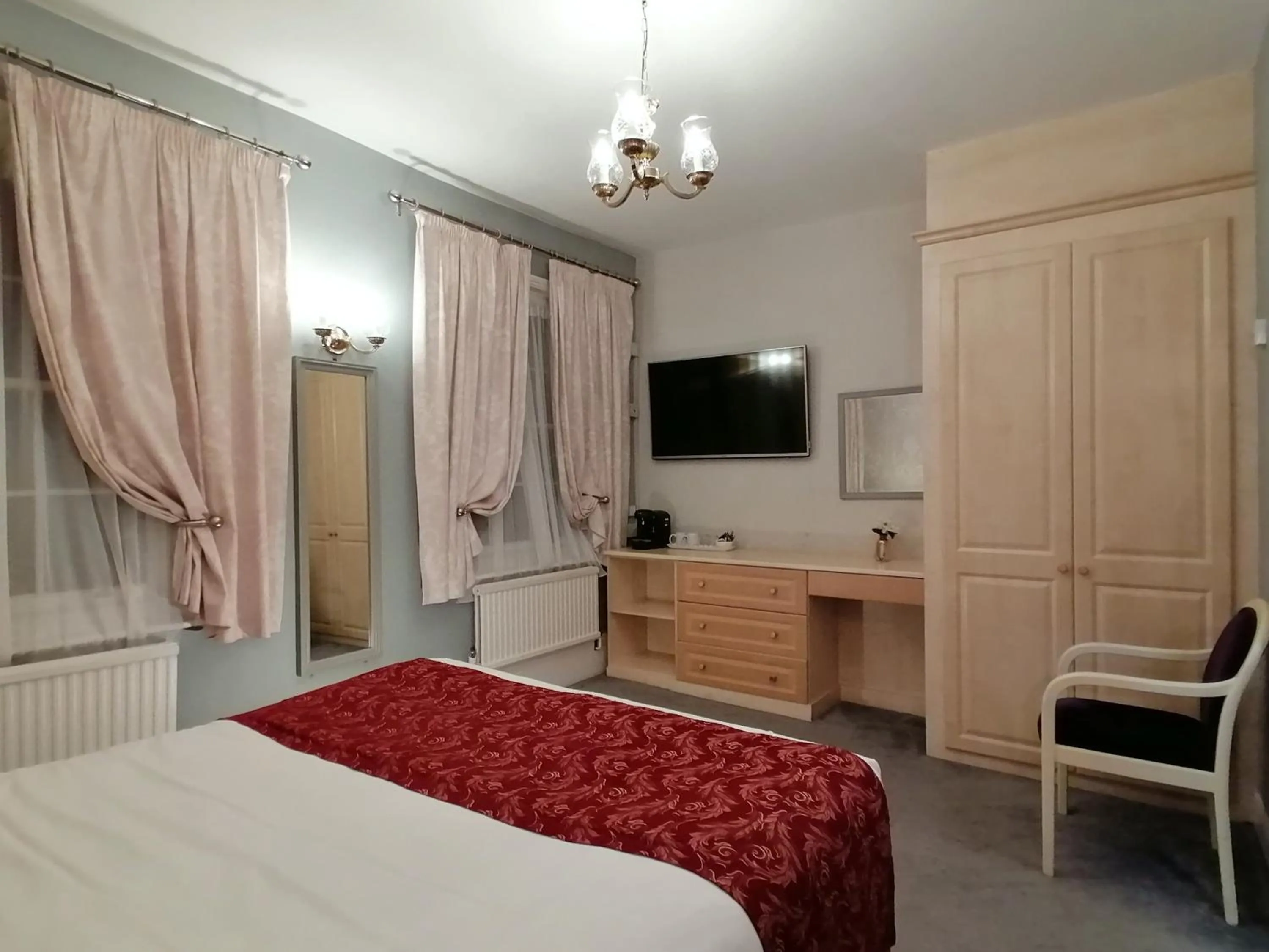 Bedroom, Bed in The Gordon House Hotel